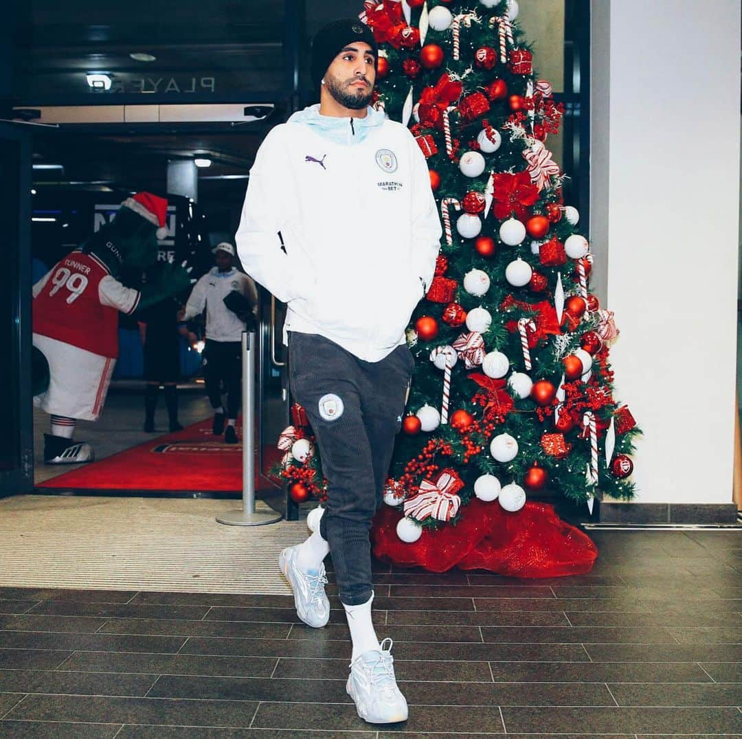 マンチェスター・シティFCさんのインスタグラム写真 - (マンチェスター・シティFCInstagram)「Gather around the Christmas tree 🎄 ⁣ ⁣ ⁣ ⁣ ⁣ ⁣ ⁣ #mancity #arsmci」12月16日 0時41分 - mancity