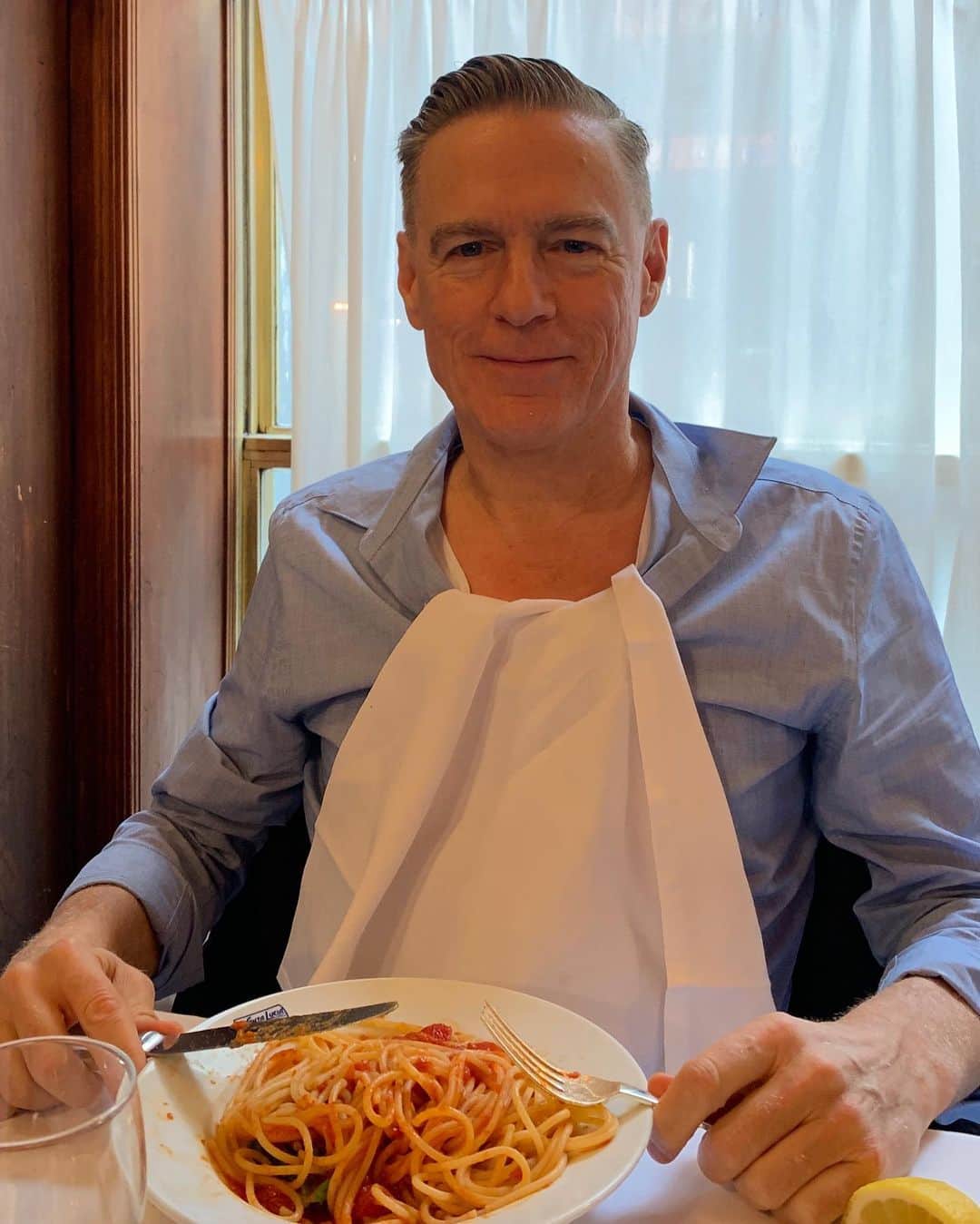 ブライアン・アダムスのインスタグラム：「Milano, it soo good to see you again! #bryanadamsshinealight #spaghetti #carboverload #duomo #milano #italia #vegan 🌱」