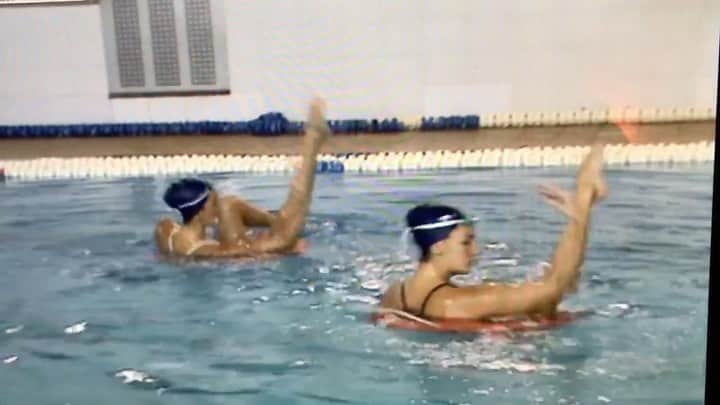 アンドレア・フエンテスのインスタグラム：「Throwback to a very special experience with @ona_carbonell and @ganamaximova_school when we had to prepare a World Trophy where only artistic impression was scored. The video shows the first day we were trying just new ways to move and then the routine we did. The only rules from @fina1908 were to use an object (we used the first thing we saw at the pool) and to do a Russian theme as the competition was going to be in Russia (we chose to represent Yuri Gagarin, who became the first human to journey into outer space). Trying to synchronize this movements took a bunch of hours: imagine to turn exactly the same amount without using arms or legs, and to not falling after all this inclination moments needed a lot of core strength even if it doesn’t look like!」