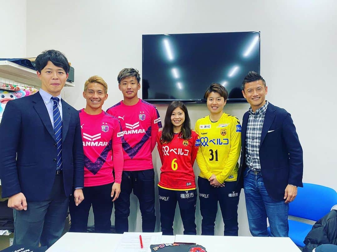 田尻有美のインスタグラム：「エディオンなんば本店にて セレッソ大阪のお二人と、FIFA20のガチ勝負！ 勝敗についてはJフットニスタにて😂 #C大阪 #INAC神戸 #なんちゃって阪神ダービー #播戸竜二さん #大宮時代見てました！！」