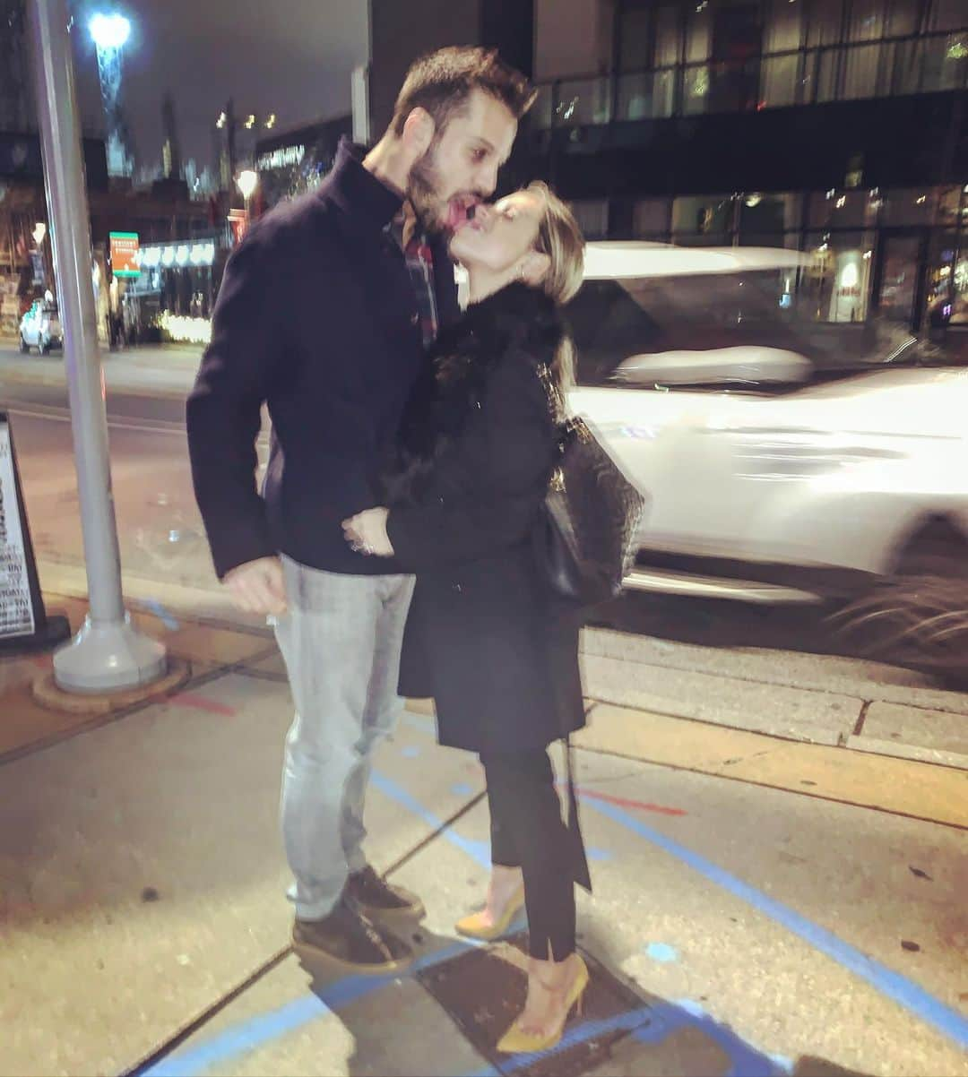 エリック・デッカーさんのインスタグラム写真 - (エリック・デッカーInstagram)「What our first kiss looked like」12月16日 0時51分 - ericdecker