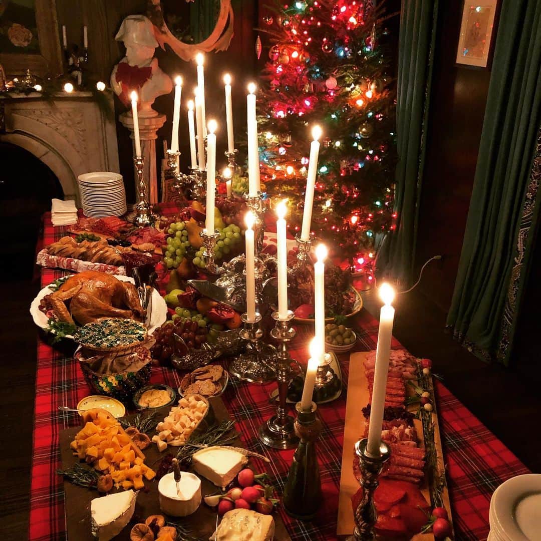 ナネットレポーのインスタグラム：「Setting the holiday mood 🎄✨」