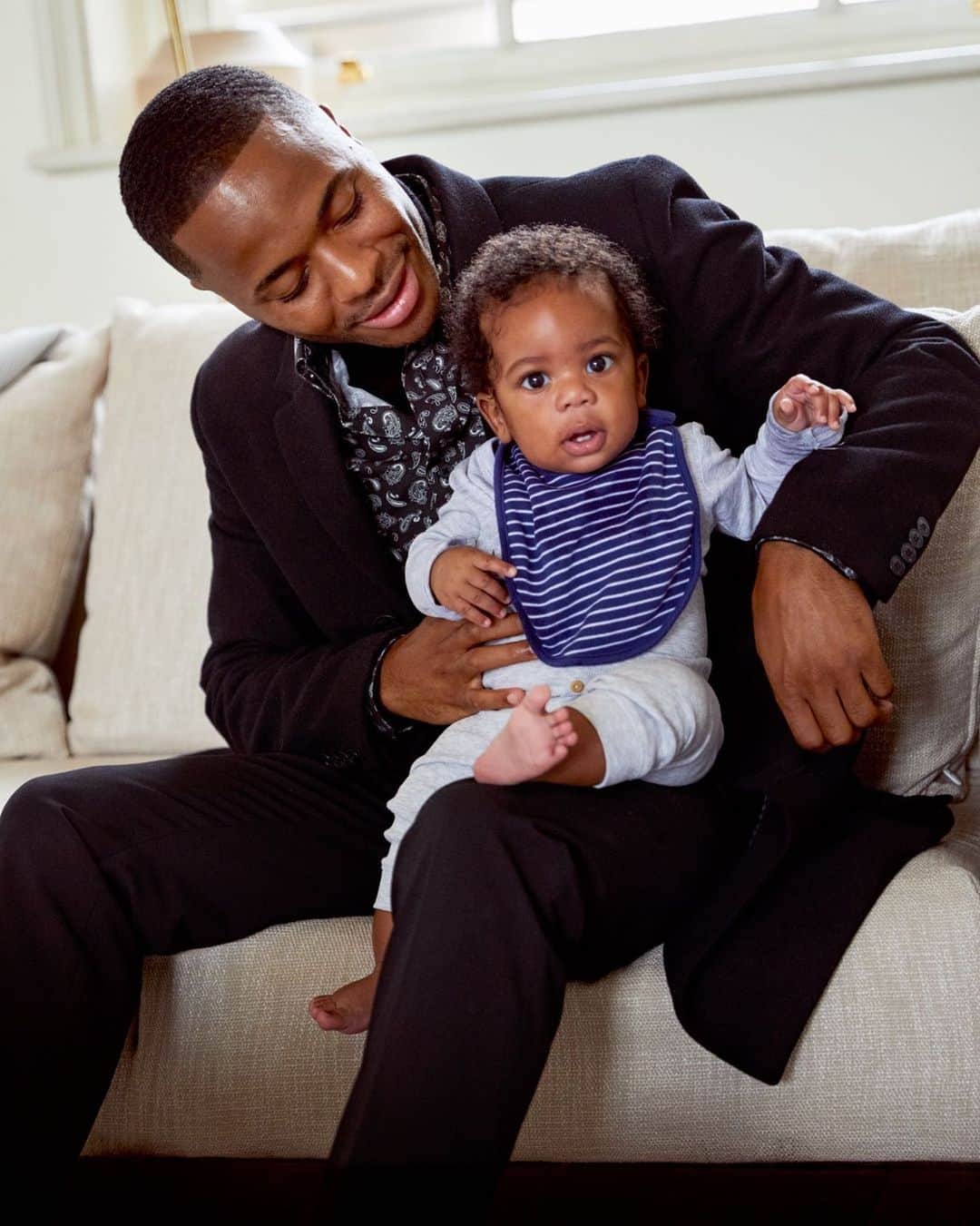 H&Mさんのインスタグラム写真 - (H&MInstagram)「Hello cutie! 🥰 Football star and father of three, @sterling7, shares a special moment with his baby. Share yours too: #HM #MomentsInBetween.  Easy-iron shirt Slim Fit: 0800665002 Wool-blend polo-neck jumper: 0772570001 Wool-blend coat:0788301001 Suit trousers Skinny Fit: 0714032002 3-pack long-sleeved bodysuits: 0694298017」12月16日 1時05分 - hm