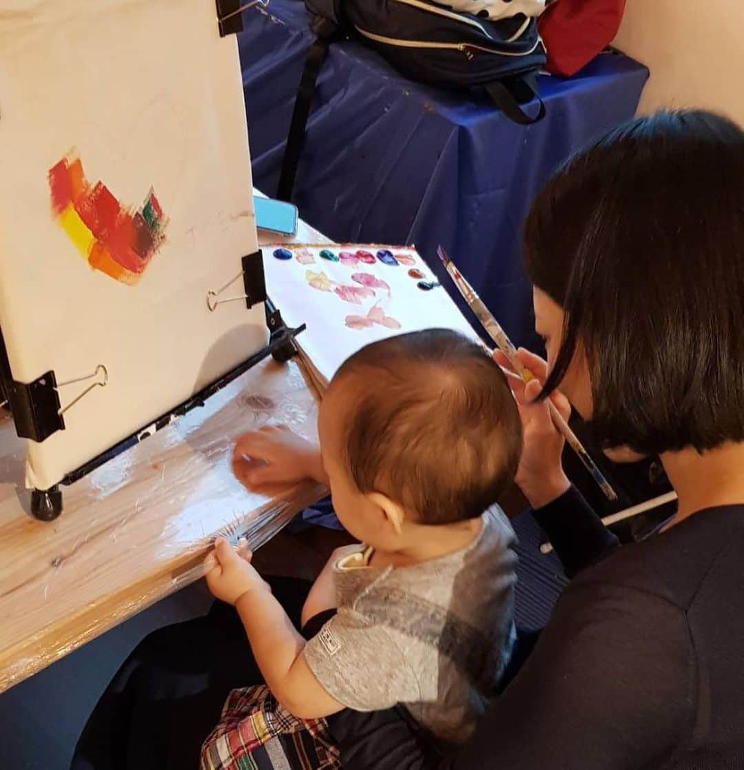 大西蘭のインスタグラム：「・ Art Jamming Event🎨 ・ こぐまちゃん初アート🐻 ・ トートバッグをキャンバスに好きな絵を描きました♬ ・ こぐまちゃんも一緒に筆を持って描きましたよ🖌 ・ 絵の具にも筆にも興味津々🐻 ・ 初めてのアートを楽しみました✨ ・ 作品完成後は満足したかのようにスヤスヤよく寝ていました🐻💤 ・ ・ #artjamming #naturalcoollifestylehub  #初アート #オリジナルトートバッグ #アートイベント」