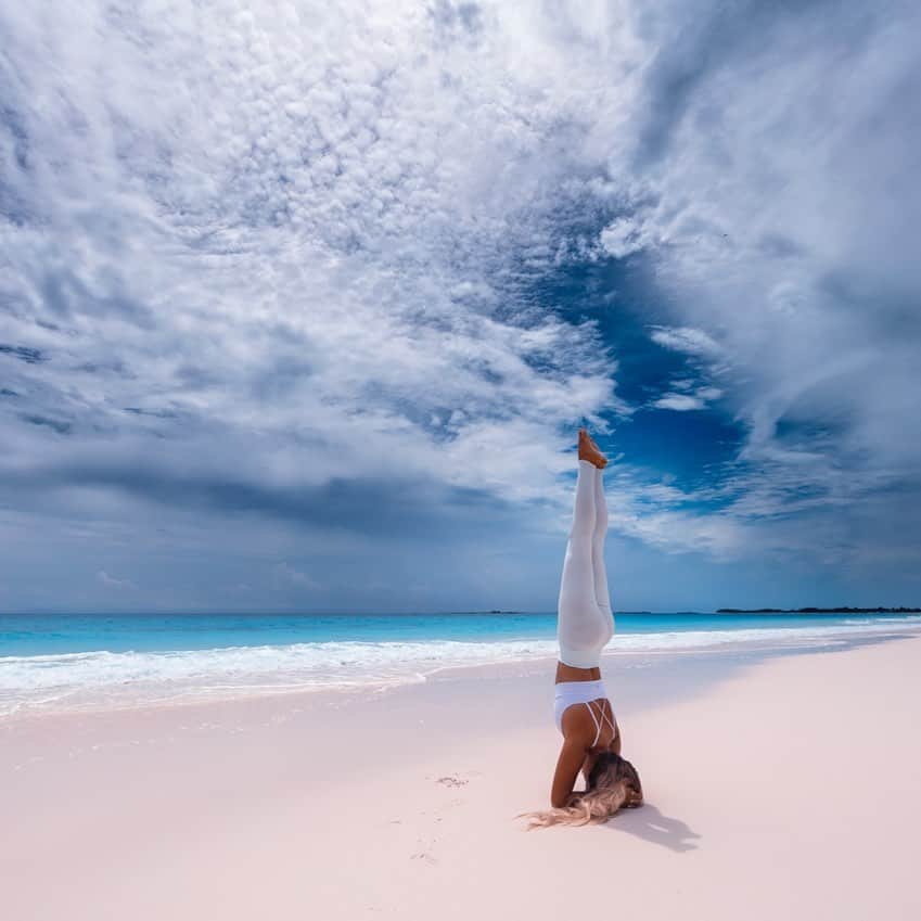 サシャ・カリスのインスタグラム：「Looking at the world from a different perspective 💙💦 Wearing @aloyoga 🌙」