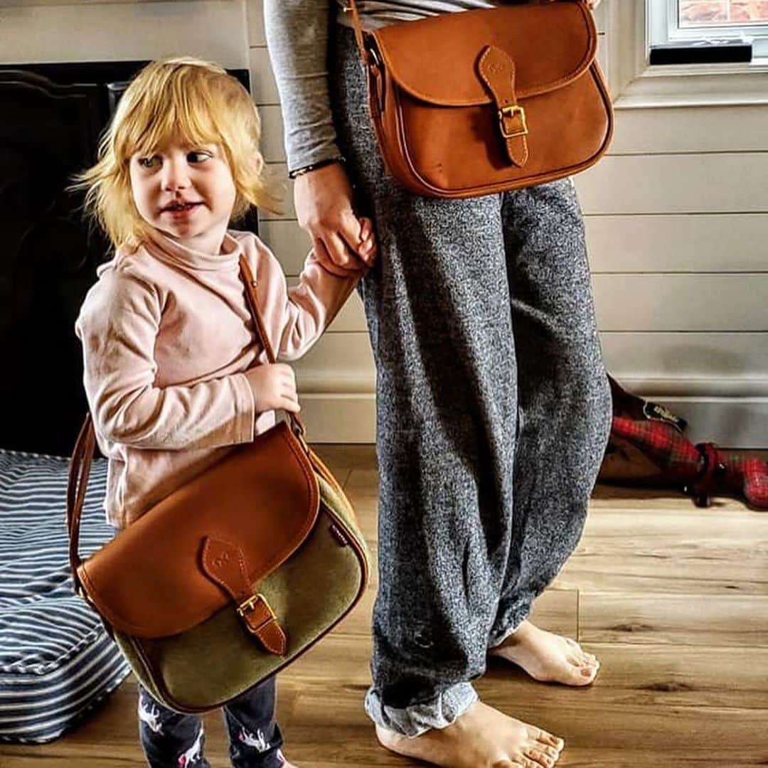 ジョンチャップマンさんのインスタグラム写真 - (ジョンチャップマンInstagram)「Mother and daughter matching #handcrafted saddle bags, the perfect early #Christmas #presents. Thank you Ed for this lovely snap 📸」12月16日 1時16分 - chapmanbags