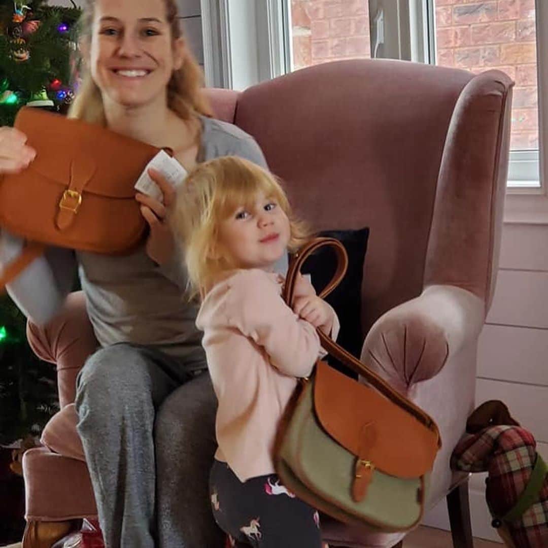 ジョンチャップマンのインスタグラム：「Mother and daughter matching #handcrafted saddle bags, the perfect early #Christmas #presents. Thank you Ed for this lovely snap 📸」