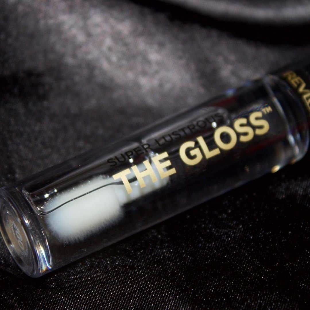 Revlonさんのインスタグラム写真 - (RevlonInstagram)「It may be Sunday, but we’re throwing it back to ‘80s Glam 📀 where gloss was BOSS. For shine like @supervulgar 💕, you’ll want to grab #SuperLustrous #TheGloss in: . ✨ Glazing Lilac (on the eyes) ✨ All That Glitters (on the cheeks) ✨ Frost Queen (on the lips)  #12DaysofGlam #GlamFam #holidaymakeup #makeupinspo #lipgloss」12月16日 1時18分 - revlon