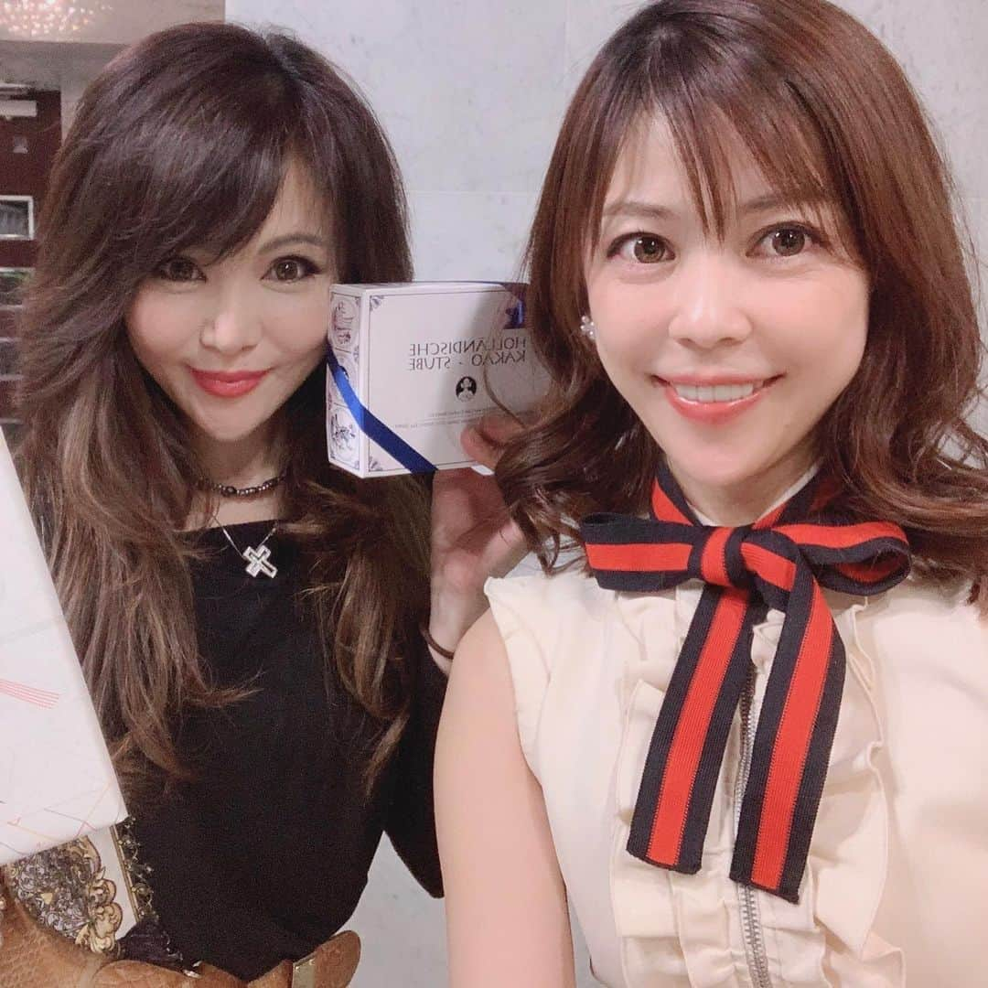 舞香さんのインスタグラム写真 - (舞香Instagram)「今日から新たな場所でスタートした小顔骨格矯正アゴラ（東京）に行ってきました㊗️﻿ ﻿ 三田駅からすぐの素敵な場所でした❣️﻿ ﻿ ﻿ 新しい場所でもふーちゃんがいつもの笑顔で迎えてくれて、いつもの丁寧でレベルの高い施術をしてくれて、なんだかホッとしました☺️💕﻿ ﻿ ﻿ こうしてふーちゃんが毎月わざわざ福岡から東京に来て、施術を続けてくれているから私も通うことが出来ているので、本当にありがたいなぁ〜としみじみ思いました✨✨﻿ ﻿ ﻿ アゴラは小顔にしてもらえるだけじゃなくて、行くたびに沢山の教えと愛情を頂いている大切な場所です😊💖💖﻿ ﻿ ﻿ #小顔 #小顔矯正 #小顔骨格矯正 #小顔エステ #小顔化粧品 #小顔美容液 #ライズ #たるみ #むくみ #リフトアップ #アゴラ #agora #博多 #薬院 #三田」12月16日 1時36分 - maika.mahou