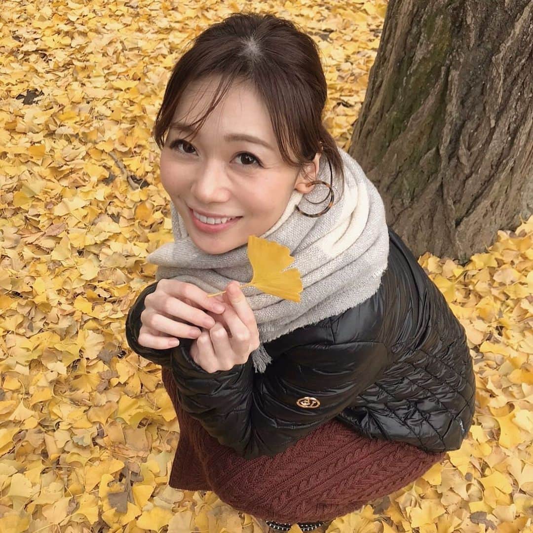 築山可奈さんのインスタグラム写真 - (築山可奈Instagram)「紅葉が綺麗な12月😅 今年の冬はあったかい‼️ うれしい🥰 寒いのは嫌いだ‼️年中夏でいい👍w #紅葉 #いちょう #暖冬 #夏好き」12月16日 1時40分 - kana.tsukiyama