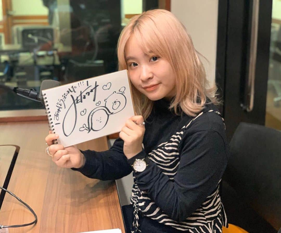 坂本美雨のディア・フレンズさんのインスタグラム写真 - (坂本美雨のディア・フレンズInstagram)「明日の #ディアフレンズ ﻿ #シンガーソングライター の#みきなつみ さんを﻿ お迎えします🎸﻿ ミニアルバム「ありのままピーチ」にちなん﻿ で、、、髪の色がピンクに！？﻿ ピーチ、「#桃」の花言葉とは！？﻿ さらに今年の７月23日には「なつみの日」という事で「みきなつ祭り」を開催！﻿ ﻿ 【#森永乳業 #CafeTalk】思い出深いライブ会場は？﻿ 1日だけ変身できるとしたら、何、誰に変身したい？﻿ どうぞお楽しみに♪ ﻿ ﻿  #ピーチ﻿ #723 #なつみ﻿ #ピンク #47都道府県 ﻿ #坂本美雨﻿ #全国38局ネット﻿ #tokyofm #JFN﻿ #radiko #radikoタイムフリー」12月16日 1時43分 - dearfriends80