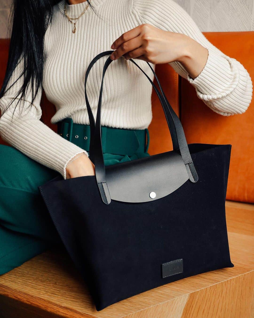 グラフ&ランツのインスタグラム：「Say hi to our limited edition Hana Go Suede. Handmade in Los Angeles with our durable and waterproof treated Spanish suede. #graflantz」