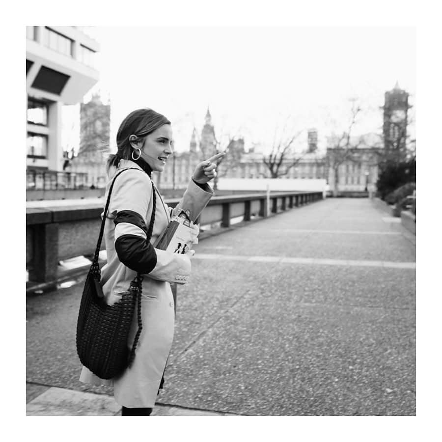 エマ・ワトソンのインスタグラム：「📚 🐿🎄🍃🧚🏼‍♀️🍂 🇬🇧」