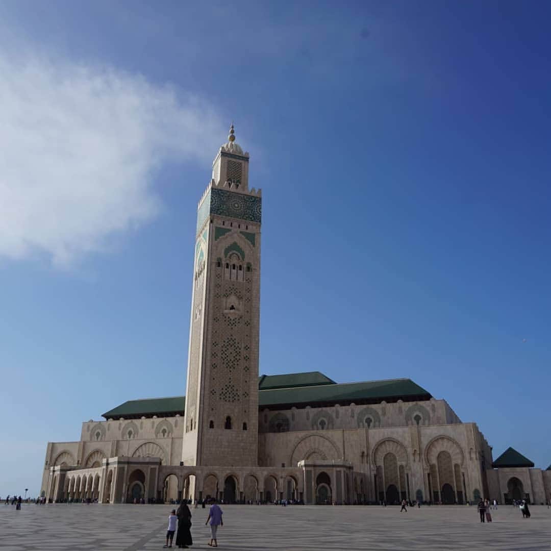 谷中麻里衣さんのインスタグラム写真 - (谷中麻里衣Instagram)「Casablanca 💓 . 世界一高いミナレット(210メートル)で知られるハッサン2世モスク✨ . 夜にはミナレットからメッカの方へ一筋の光が放たれるらしい💡 のですが、空港についてすぐに移動する日だったので日中に😃 タイルが圧巻でした♥️ . イスラム教の方が多いといえど観光客は概ね普段通りと聞いていましたが、モスクでは肌を覆うことと、女性を許可なく撮影しないことに気を付けました！ 他の場所ではノースリーブの観光客がたくさんいたから、肌を隠すために持っていったショールは日除けに☀️笑 真夏は暑かったけれど、観光客フレンドリーで楽しい旅先でした☺️ . #Morocco #Casablanca #モロッコ #カサブランカ #モロッコ旅行 #海外旅行 #旅行記 #時差更新 #麻里衣旅行」12月16日 1時54分 - marieyanaka
