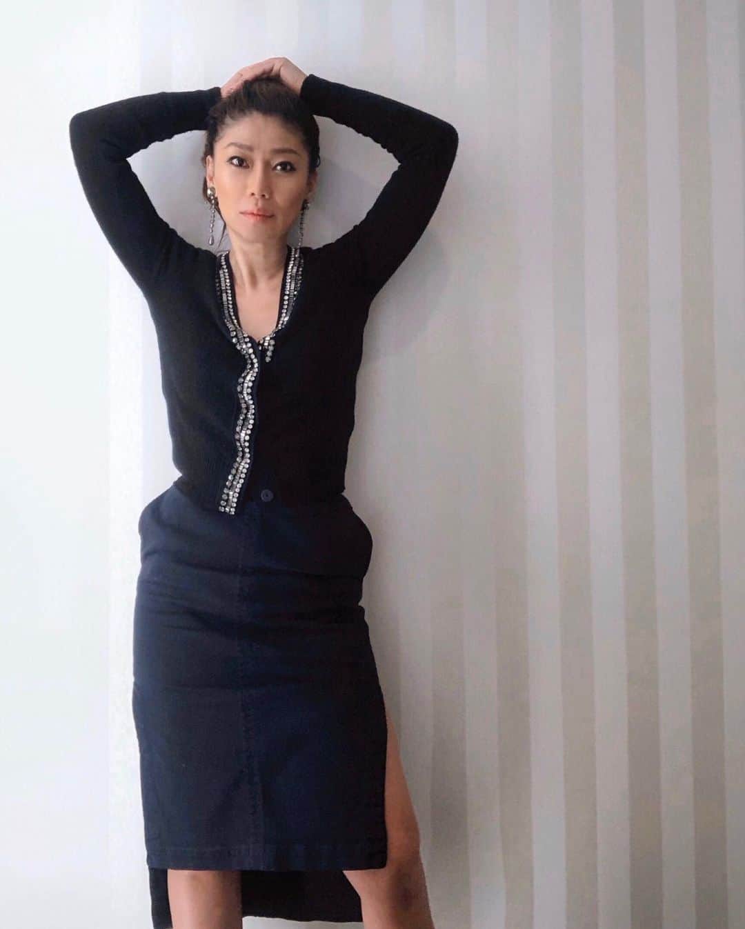 のインスタグラム：「#ootd #outfitoftheday #outfit  cardigan,skirt #N21 earrings #miumiu #ヌメロヴェントゥーノ のタイトスカートは色違い、素材違いありの秋冬人気のデザイン。両サイドのスリットが品よくセクシー。私はカジュアル素材のネイビーを愛用中♡ただいまプレセール中です。 @numeroventuno  @iza_official #instorenow  #izastagram」