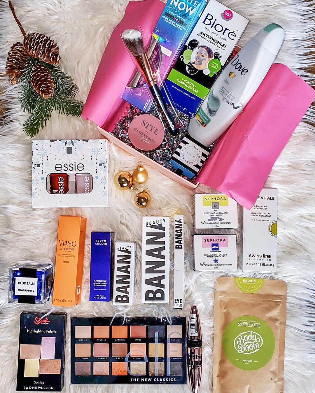 Anniさんのインスタグラム写真 - (AnniInstagram)「XMAS GIVEAWAY 🎄🎁 Anzeige / Christmas comes early!  Heute habt Ihr die Möglichkeit ein Weihnachtspaket der Extraklasse zu gewinnen. Gemeinsam mit den lieben Mädels @hanadibeauty @tanja_cruz @hannahlinaa @buonalima haben wir ein XXL Weihnachtspaket mit all unseren Lieblingen zusammengestellt, welches wir gerne an einen von Euch verlosen möchten.  Alle fünf verschiedenen Pakete könnten schon bald Dir gehören 🤩💫 Versuch Dein Glück mit einem Sprung in den Lostopf! ⚡Folgt @hanadibeauty @buonalima @tanja_cruz @hannahlinaa ⚡Like dazu einfach dieses Bild ⚡Und verrate in einem Kommentar mit wem Du das Weihnachtspaket teilen würdest 👯‍♀ Mitmachen dürft Ihr und Eure Family & Friends so oft Ihr mögt. Alle Kommentare unter allen fünf Postings werden hierbei berücksichtigt und der glückliche Gewinner wird am 24.12 um 15 Uhr von uns ausgelost und kontaktiert. HAPPY XMAS!!! 🎅🏼」12月16日 2時02分 - annaleacosta