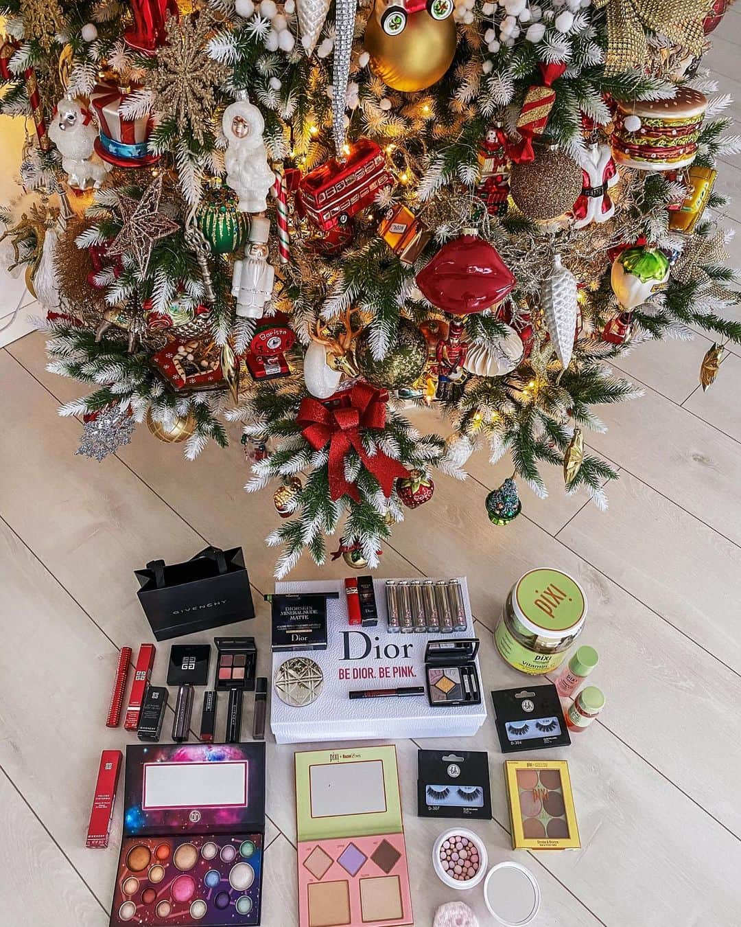 Anniさんのインスタグラム写真 - (AnniInstagram)「XMAS GIVEAWAY 🎄🎁 Anzeige / Christmas comes early!  Heute habt Ihr die Möglichkeit ein Weihnachtspaket der Extraklasse zu gewinnen. Gemeinsam mit den lieben Mädels @hanadibeauty @tanja_cruz @hannahlinaa @buonalima haben wir ein XXL Weihnachtspaket mit all unseren Lieblingen zusammengestellt, welches wir gerne an einen von Euch verlosen möchten.  Alle fünf verschiedenen Pakete könnten schon bald Dir gehören 🤩💫 Versuch Dein Glück mit einem Sprung in den Lostopf! ⚡Folgt @hanadibeauty @buonalima @tanja_cruz @hannahlinaa ⚡Like dazu einfach dieses Bild ⚡Und verrate in einem Kommentar mit wem Du das Weihnachtspaket teilen würdest 👯‍♀ Mitmachen dürft Ihr und Eure Family & Friends so oft Ihr mögt. Alle Kommentare unter allen fünf Postings werden hierbei berücksichtigt und der glückliche Gewinner wird am 24.12 um 15 Uhr von uns ausgelost und kontaktiert. HAPPY XMAS!!! 🎅🏼」12月16日 2時02分 - annaleacosta