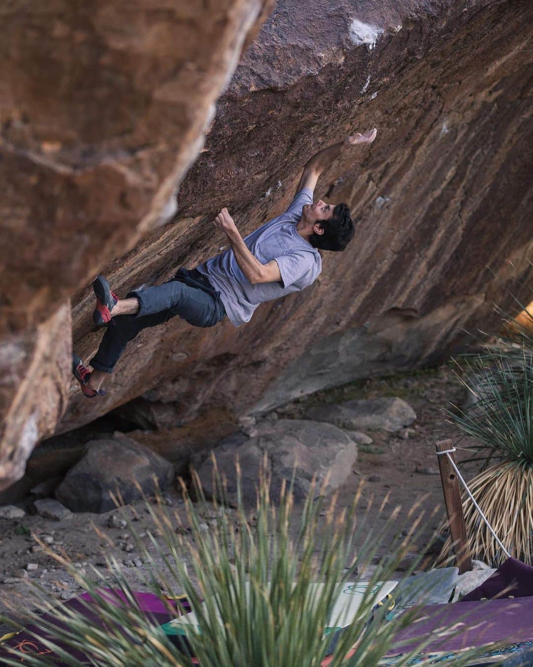 ポール・ロビンソンのインスタグラム：「Hueco... in 1 day... I am so excited!!!!! This one is from my first ascent of “Karoshi,” V15/8C about a year ago. The weather looks good and I have some boulders I can’t wait to try. @westmountainmedia @lizzy.ellison @mike_vice @frank__decaro @esimplesimon88 @gleather_hueco.tanks @sendclimbing @gorila_blanco @adamstrong @johndangerdaniels and everyone else, stoke is high 🤙🤙🤙 #bouldering photo: @punkaca」