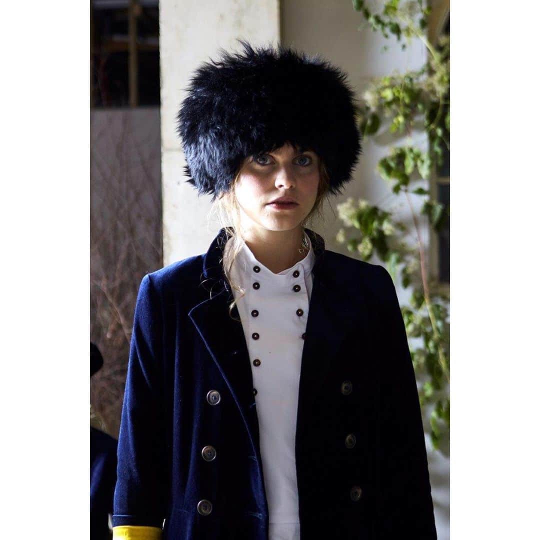 キャベジズ&ローゼズのインスタグラム：「The Lucinda coat is now online. A very limited edition special piece using over 10 meters of beautiful dark navy velvet. @christina_strutt @cabbagesandroses_shop #velvet #navy #livinglifebeautifully #cabbagesandroses #cabbagesandrosesfashion #limitededition #oneoff #madeinengland #britishfashion」