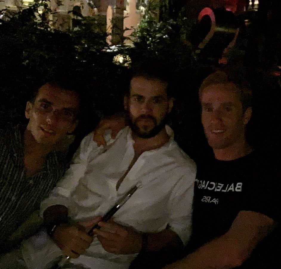 アレハンドロ・フェルナンデス・イグレシアスのインスタグラム：「Feliz cumpleaños amigo!! Por muchísimos más 😊 te queremos  Dale Dan Bilzerian!!!🤣」