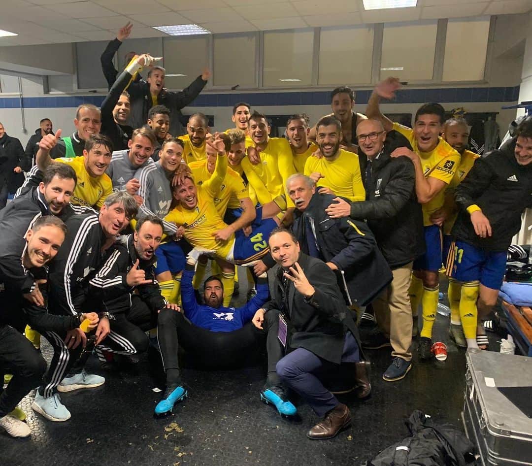 アレハンドロ・フェルナンデス・イグレシアスのインスタグラム：「Muchos años sin ganar en Oviedo. Campeones de Invierno.  TODO AL AMARILLO 💛」