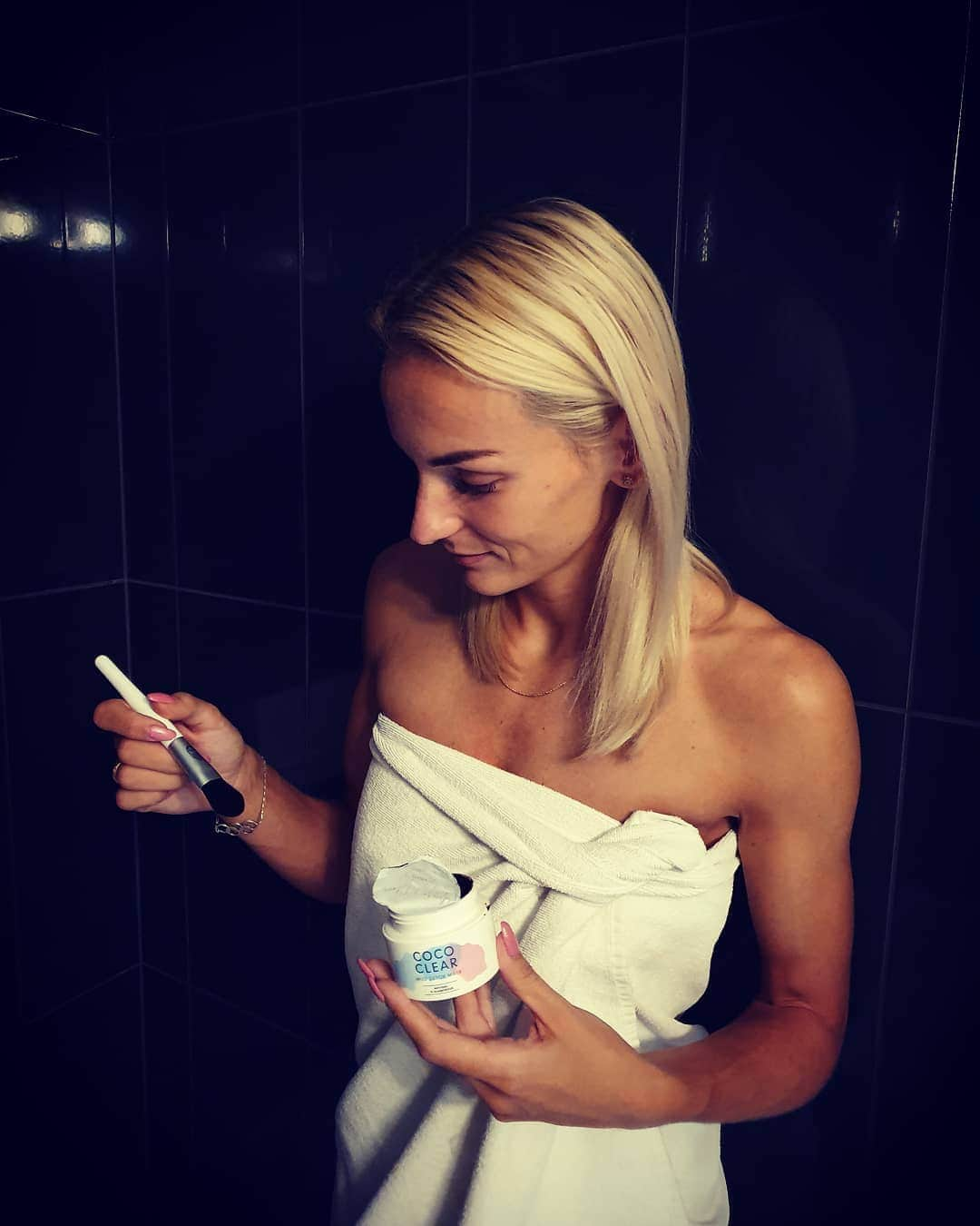 ユスティナ・シュエンテさんのインスタグラム写真 - (ユスティナ・シュエンテInstagram)「Spa sunday 🛀🧘‍♀️ Po ciężkim tygodniu wreszcie chwila tylko i wyłącznie dla siebie 💙 Czas na kokosową maseczkę #cococlear, która dokładnie oczyści moją skórę, przy okazji nie wysuszając jej!  Produkt w 100% wegański, nie testowany na zwierzętach! ⛔ Na hasło justyna25 łapcie aż 25% rabatu na wszystkie produkty, które znajdziecie na stronie https://www.hello-body.pl/?utm_source=instagram&utm_medium=post&utm_campaign=Justyna%2520%25C5%259Awi%25C4%2599ty-Ersetic&utm_term=134179&coupon-code=justyna25 👌 Myślę, że to ostatni moment na to, aby sprawić bliskiej osobie fajny prezent pod choinkę 🌲🤩 #hellobody #coco #clear #cococlear #facemask #natural #naturalisglamorous」12月16日 3時18分 - justyna.swiety.ersetic