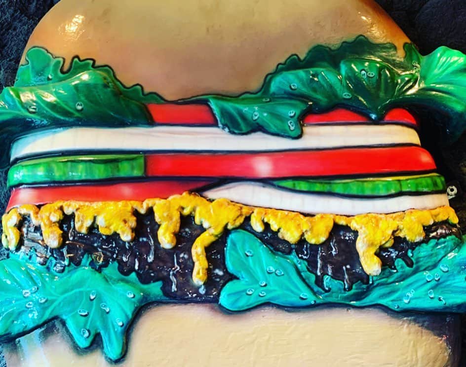 松野有里巳さんのインスタグラム写真 - (松野有里巳Instagram)「旦那さんが淹れてくれる朝のコーヒー☕️ お付き合い当初から毎朝、かれこれもう25年くらい？続いています💕 感謝です☺️ 。 Hawaiiに来たらこれも食べたかった！ テディーズのハンバーガー！ 。 ダブルハンバーガーにチーズトッピング‼️炭火焼されたジューシーなパテが最高でした👏 。 #のろけやがったな #28年くらい一緒にいるんだと驚く #朝のジムの運動から始まり長時間歩き続けた1日 #買い物三昧 #今日はビーチでまったりしよ。 #テディーズビガーバーガー  #Hawaii」12月16日 3時27分 - arimin55