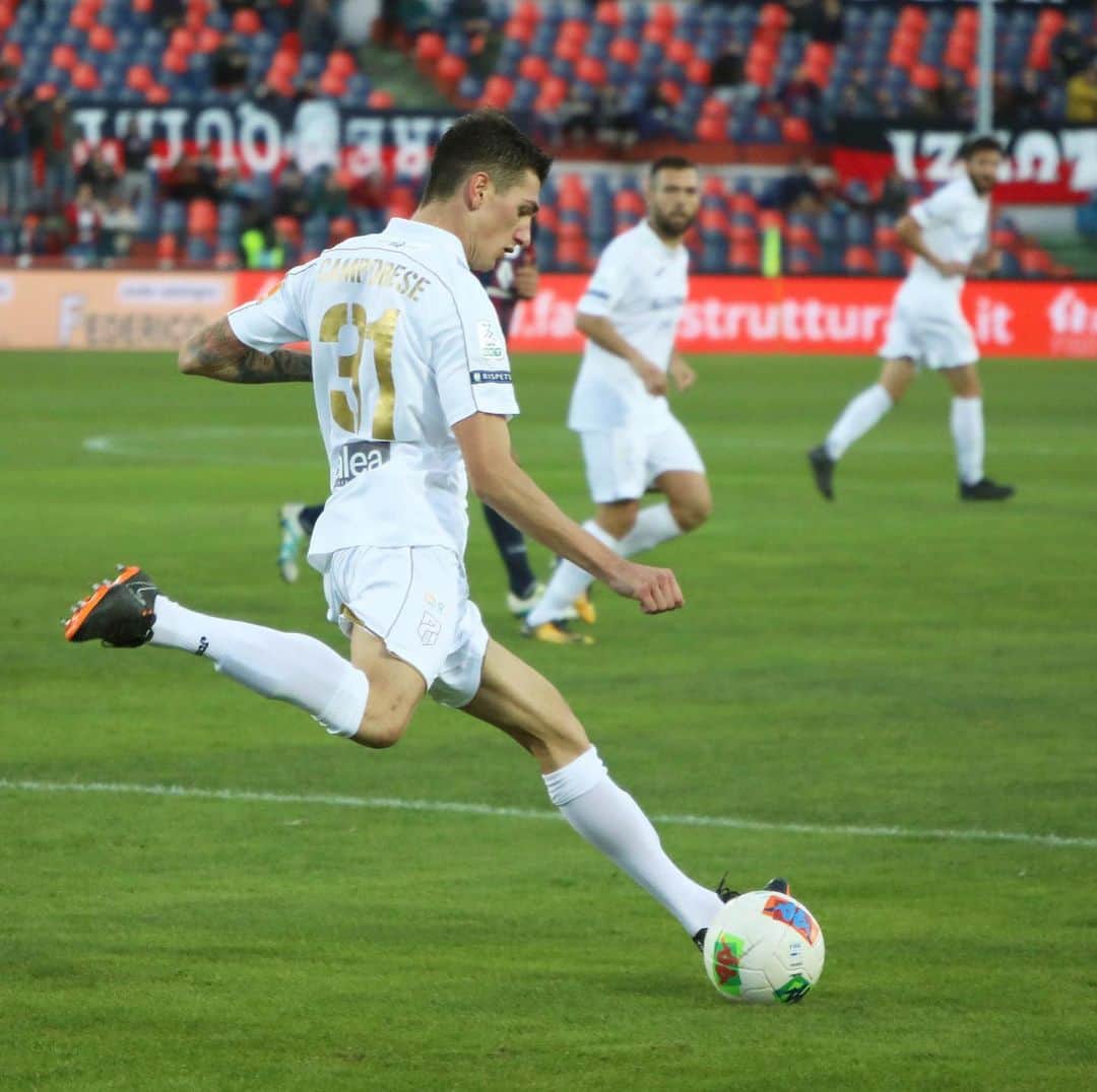 ミケーレ・カンポレーゼのインスタグラム：「Grande atteggiamento di squadra e voglia di vincere la partita ! Mi dispiace solo per l espulsione nel finale e per la banalità in cui l ho presa ! Grande vittoria ramarri 🦎🔪🩹 #vittoria#CosenzaPordenone#football#serieb#avanticosi#Pordenone#testaecuore#PN#Mikecampo31」