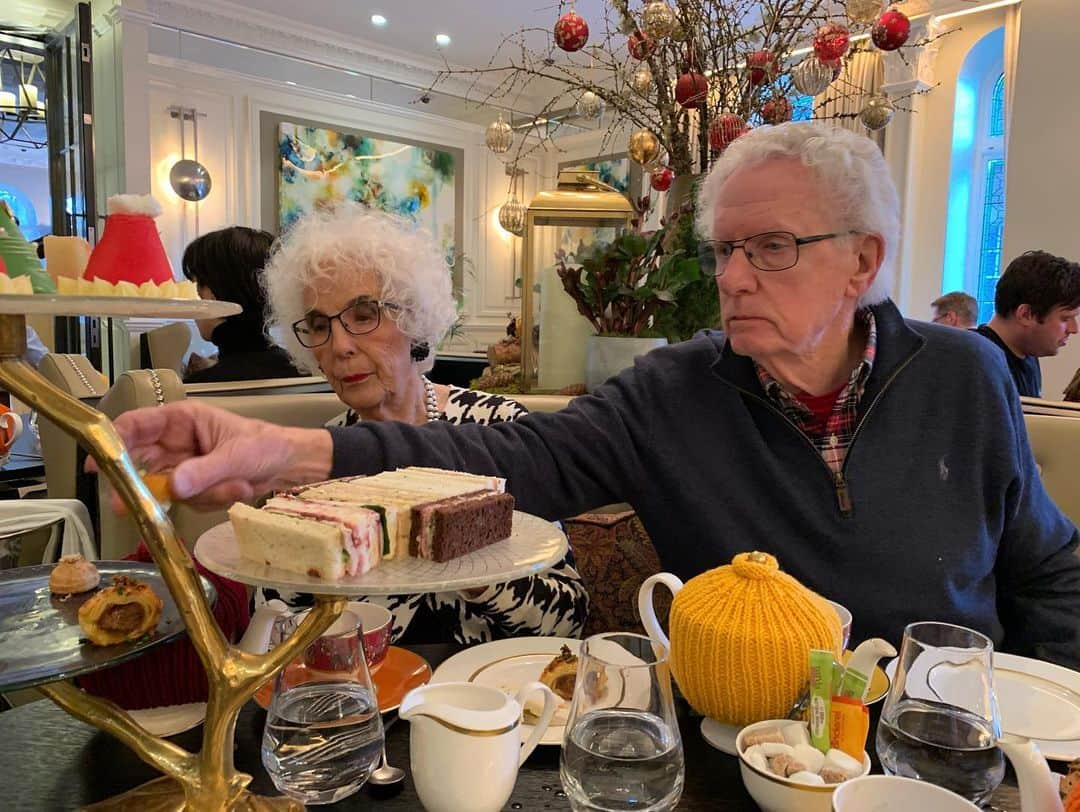 ジョン・バロウマンさんのインスタグラム写真 - (ジョン・バロウマンInstagram)「Yummy #afternoontea with dad and mum. Swipe to see more pics. #fabulous and delicious jb」12月16日 3時40分 - johnscotbarrowman