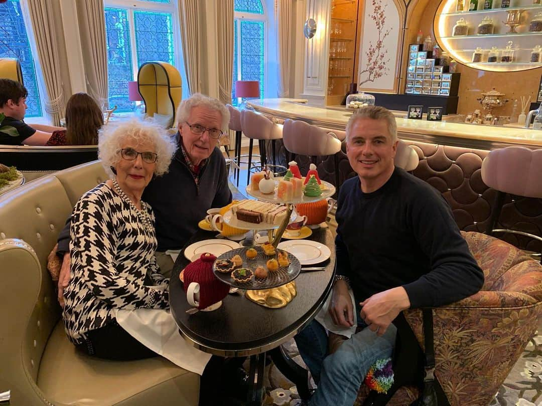 ジョン・バロウマンさんのインスタグラム写真 - (ジョン・バロウマンInstagram)「Yummy #afternoontea with dad and mum. Swipe to see more pics. #fabulous and delicious jb」12月16日 3時40分 - johnscotbarrowman