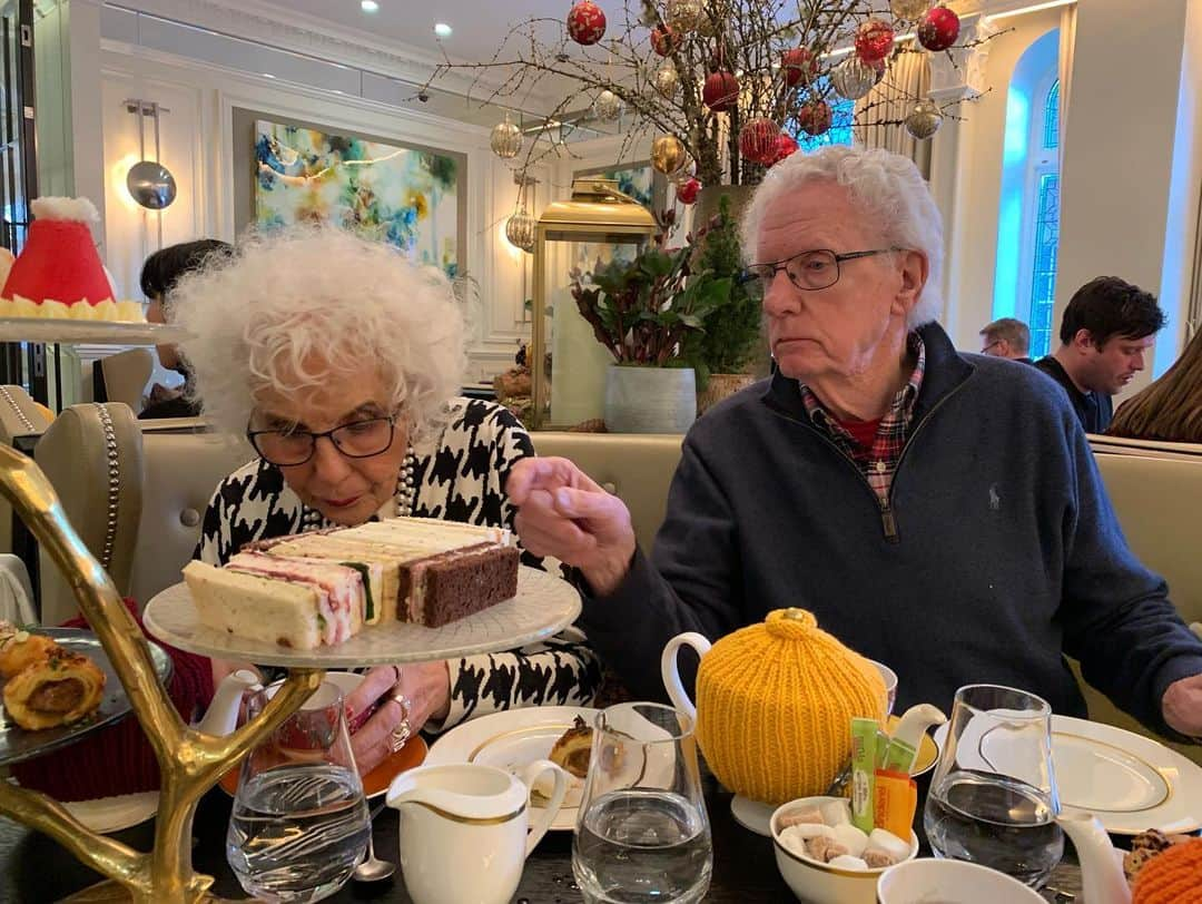 ジョン・バロウマンさんのインスタグラム写真 - (ジョン・バロウマンInstagram)「Yummy #afternoontea with dad and mum. Swipe to see more pics. #fabulous and delicious jb」12月16日 3時40分 - johnscotbarrowman