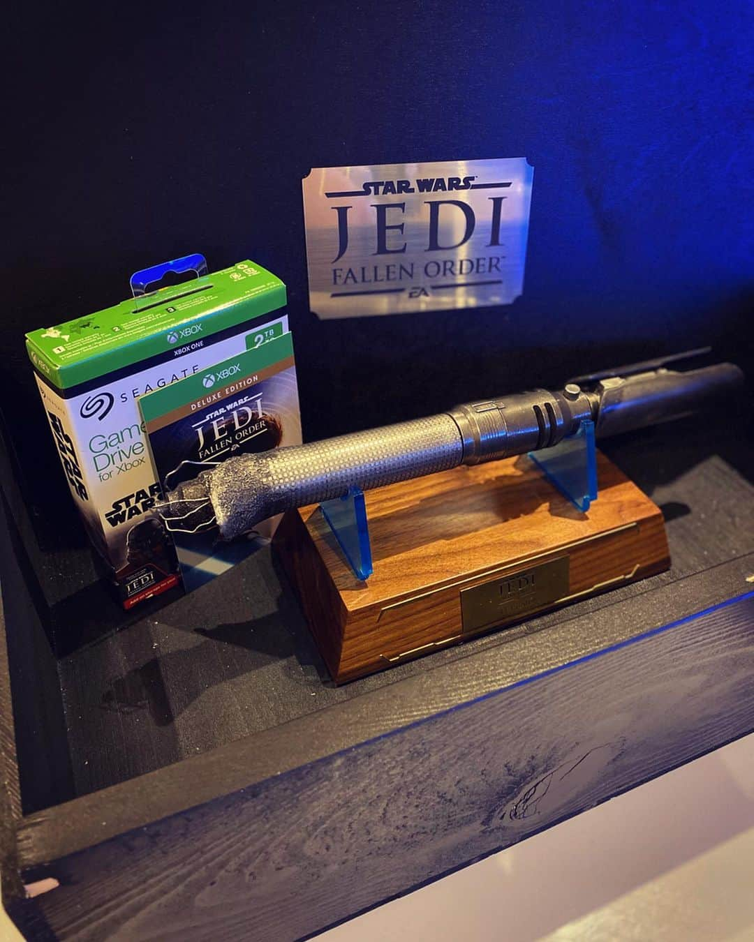 フィル・レスターさんのインスタグラム写真 - (フィル・レスターInstagram)「If santa was a Jedi 🎅  Thanks @electronicarts for sending me #JediFallenOrder in an epically huge box including this replica lightsaber!! The tree ornaments better beware of my moves. Check out my stories to watch me unbox it! #AD」12月16日 3時52分 - amazingphil