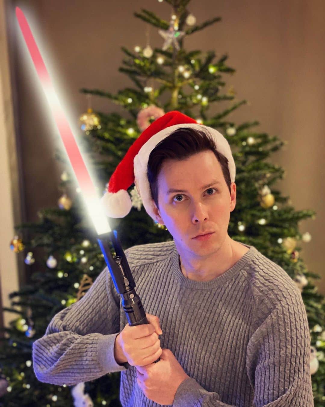 フィル・レスターのインスタグラム：「If santa was a Jedi 🎅  Thanks @electronicarts for sending me #JediFallenOrder in an epically huge box including this replica lightsaber!! The tree ornaments better beware of my moves. Check out my stories to watch me unbox it! #AD」