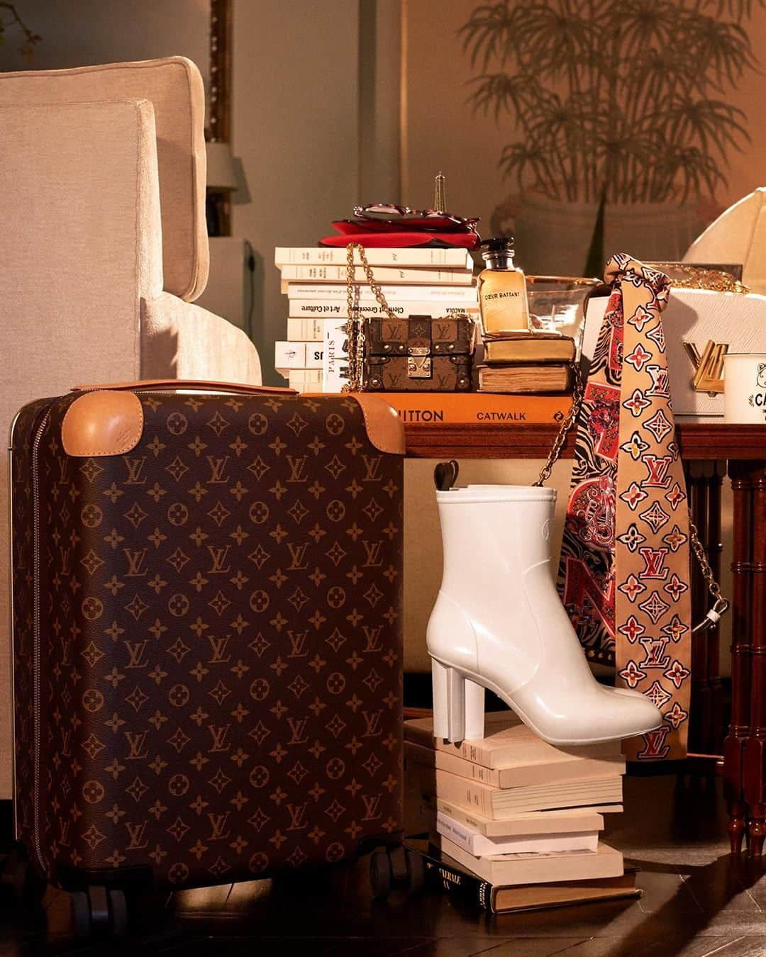 ルイ・ヴィトンさんのインスタグラム写真 - (ルイ・ヴィトンInstagram)「Packing for the Holidays with #LouisVuitton. Travel in style by choosing timeless designs like the Monogram Horizon Suitcase or Silhouette Ankle Boots. Find more #LVGifts inspiration from the Holiday campaign via link in bio.」12月16日 4時00分 - louisvuitton