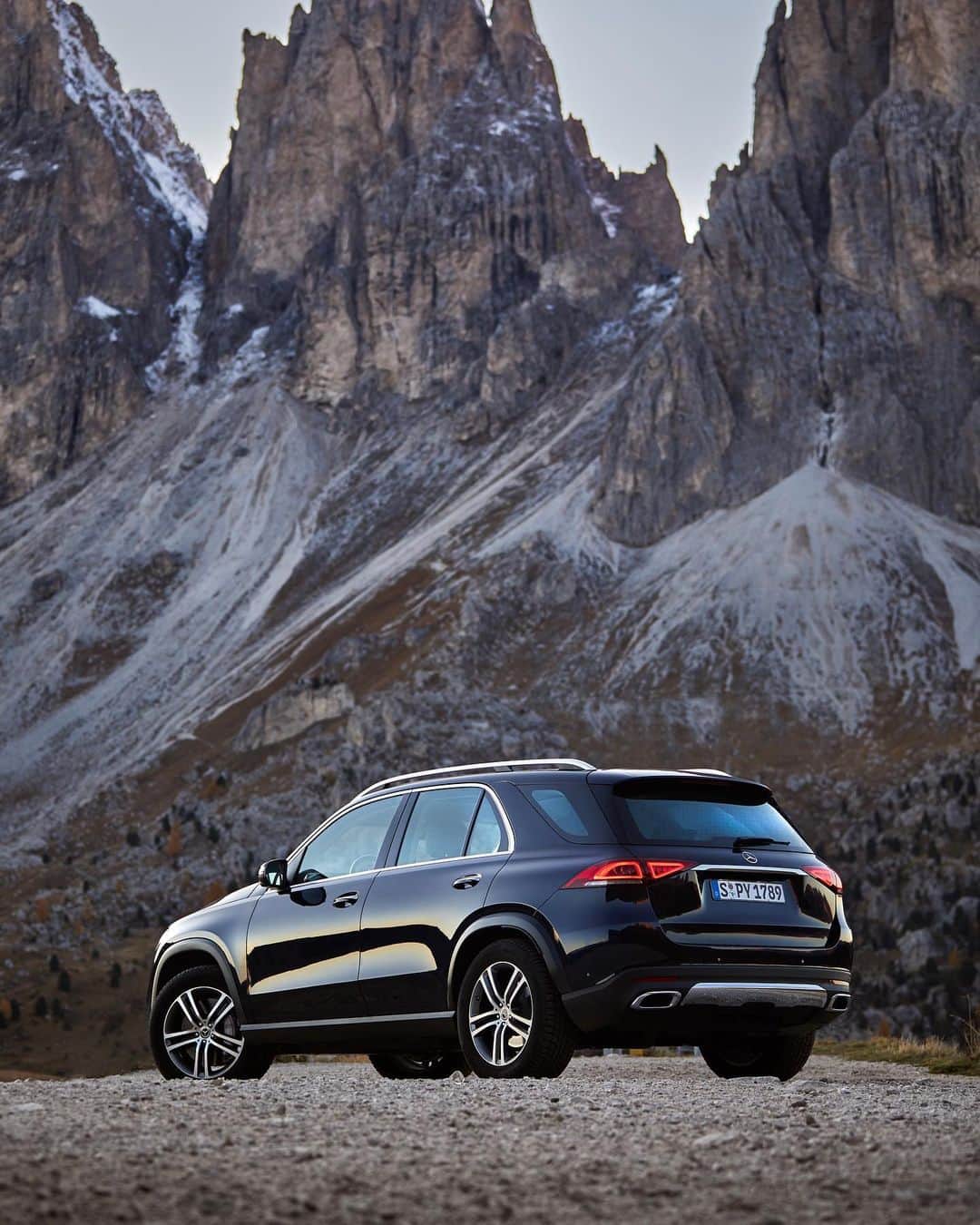 メルセデス・ベンツさんのインスタグラム写真 - (メルセデス・ベンツInstagram)「Agile on the road, superior when off-road. Take the new Mercedes-Benz GLE to the mountains, and you will have a lot of fun! #MercedesBenz #GLE 📸 @jesperpalermo for #MBsocialcar」12月16日 4時02分 - mercedesbenz
