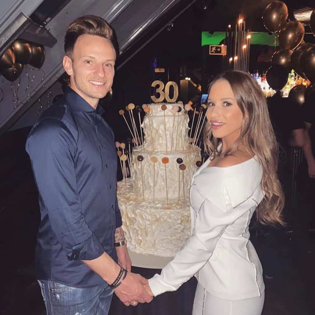 イヴァン・ラキティッチのインスタグラム：「Te amo y siempre estaré a tu lado apoyándote mi amor.! Gracias por ser la mejor mujer del mundo y por amarme tanto.! Hoy es tu día, FELIZ CUMPLEAÑOS mi vida @raquel_mauri 😍🎂🙏 Suegrita @puri_olmo, desde que te conocí me has tratado como a un hijo.! Hoy en tu cumple, desearte de corazón todo lo mejor.!😘🎂」