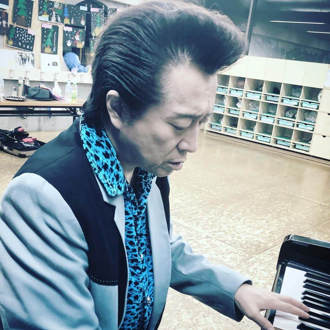 高橋ジョージさんのインスタグラム写真 - (高橋ジョージInstagram)「プロになって38年なるけど幼稚園のクリスマスコンサートは初めて。最高に楽しかった！最高に可愛いかった。ラストは良い子の皆んなをステージ上げて一緒に歌った！　#白菊幼稚園 #クリスマスコンサート #高橋ジョージ  #ロッケンロール #ロード #愛的故事上集  #リーゼント #greaser #pomade #kindergarten #tokyokids  #xmasparty2019🎄 #mylove #renon #mydaughter #callme #givemeemall」12月16日 4時21分 - george_toraburyu