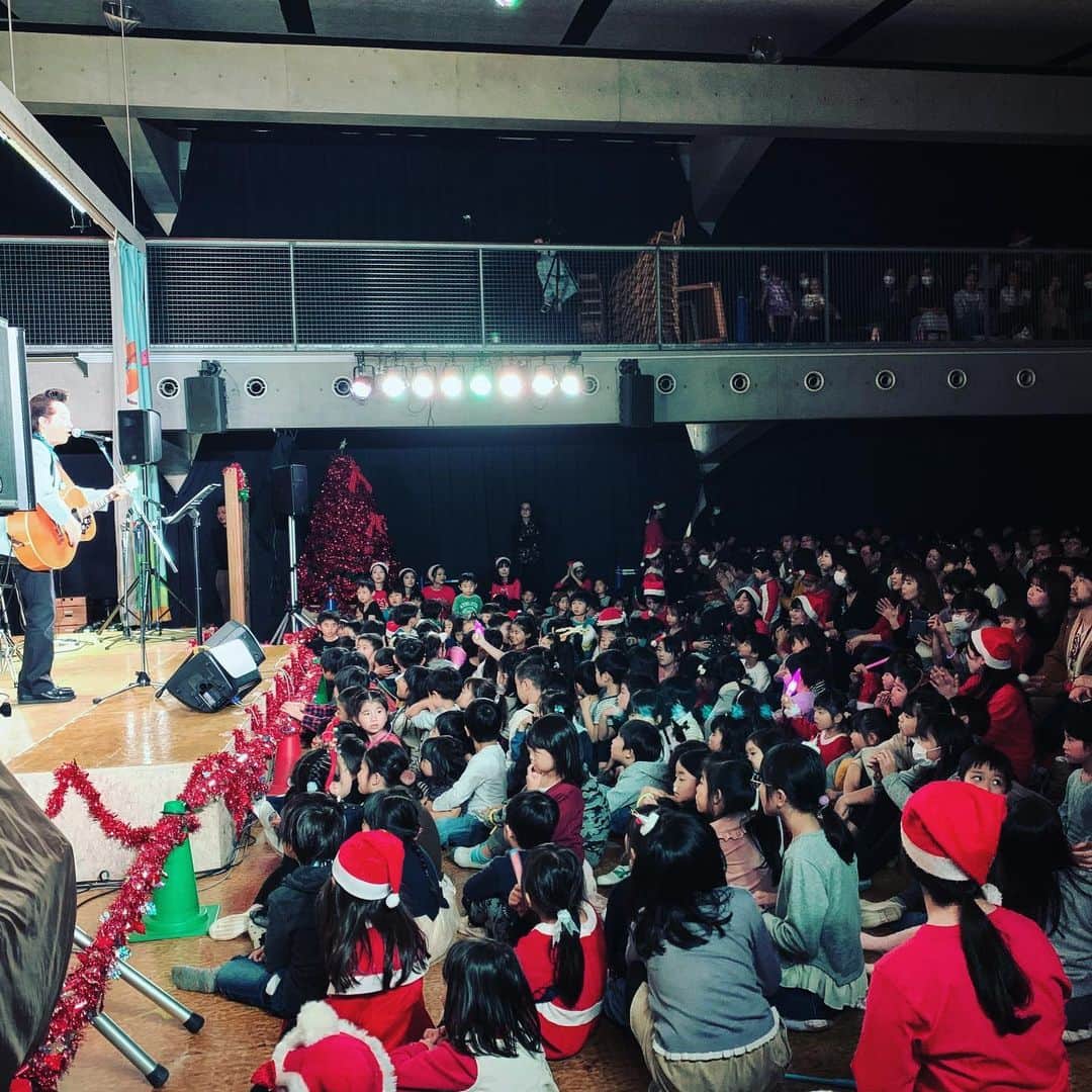高橋ジョージさんのインスタグラム写真 - (高橋ジョージInstagram)「プロになって38年なるけど幼稚園のクリスマスコンサートは初めて。最高に楽しかった！最高に可愛いかった。ラストは良い子の皆んなをステージ上げて一緒に歌った！　#白菊幼稚園 #クリスマスコンサート #高橋ジョージ  #ロッケンロール #ロード #愛的故事上集  #リーゼント #greaser #pomade #kindergarten #tokyokids  #xmasparty2019🎄 #mylove #renon #mydaughter #callme #givemeemall」12月16日 4時21分 - george_toraburyu