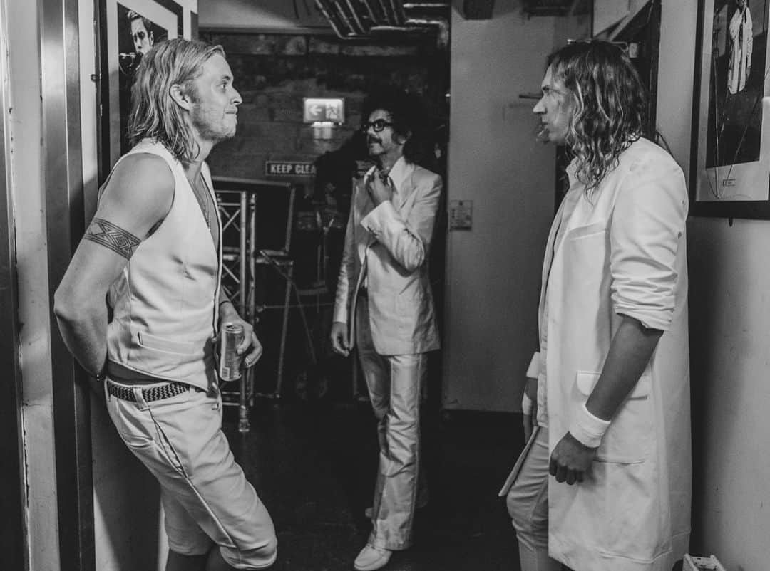 ルーファス・テイラーのインスタグラム：「More @jennymayfinn brilliance 📸. Glasgow tonight 💪🏼 #thedarkness」