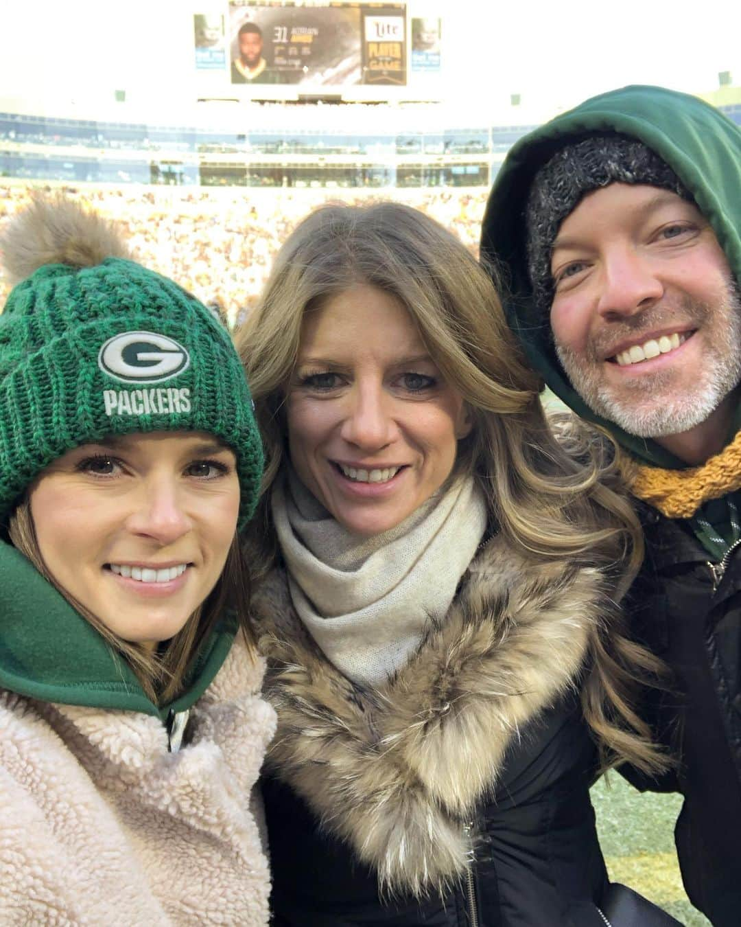 ダニカ・パトリックさんのインスタグラム写真 - (ダニカ・パトリックInstagram)「Frozen statues at Lambeau. 🤣 ❄️☃️⚡️」12月16日 4時57分 - danicapatrick