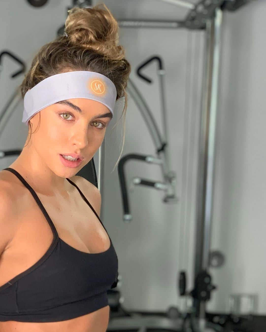 Sommer Rayさんのインスタグラム写真 - (Sommer RayInstagram)「my fav place to be.. in my gym 💛sweatpants, hair tied, chillin' with no make-up on 🤪  alsooooo guys this sweatband i’m wearing isn’t just a sweatband but actually the best headphones ever i just launched 😛 link in bio if you wanna check em out 😝」12月16日 5時03分 - sommerray