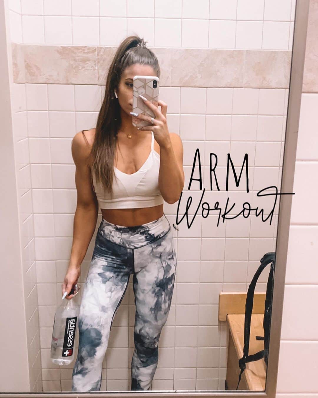 Paige Reillyさんのインスタグラム写真 - (Paige ReillyInstagram)「Arm workout from the other night! I haven’t had a dedicated arm workout in a while my arms were so toasted after this lol still low key sore 😂😩⁣ ⁣ - Alternating DB curls: 4 sets of 12 each arm⁣ - Plate curls: 3 sets of 10⁣ - Super set: Seated DB overhead extensions (3 sets of 10) with bench tricep dips (3 sets of 10)⁣ - Slow negative barbell curls: 3 sets of 12⁣ - Super set: Cable tricep pushdowns (3 sets of 15) with cable overhead extensions (3 sets of 15)⁣ - Spider curls: 3 sets of 10⁣ ⁣ Outfit: @balanceathletica 🖤⁣ ⁣ Song: I love it remix by Cheat Codes & DVBBS⁣ ⁣ #IFBBPro #ArmWorkout #Blossom #FindYourBalance #ArmPump」12月16日 5時05分 - paigereilly
