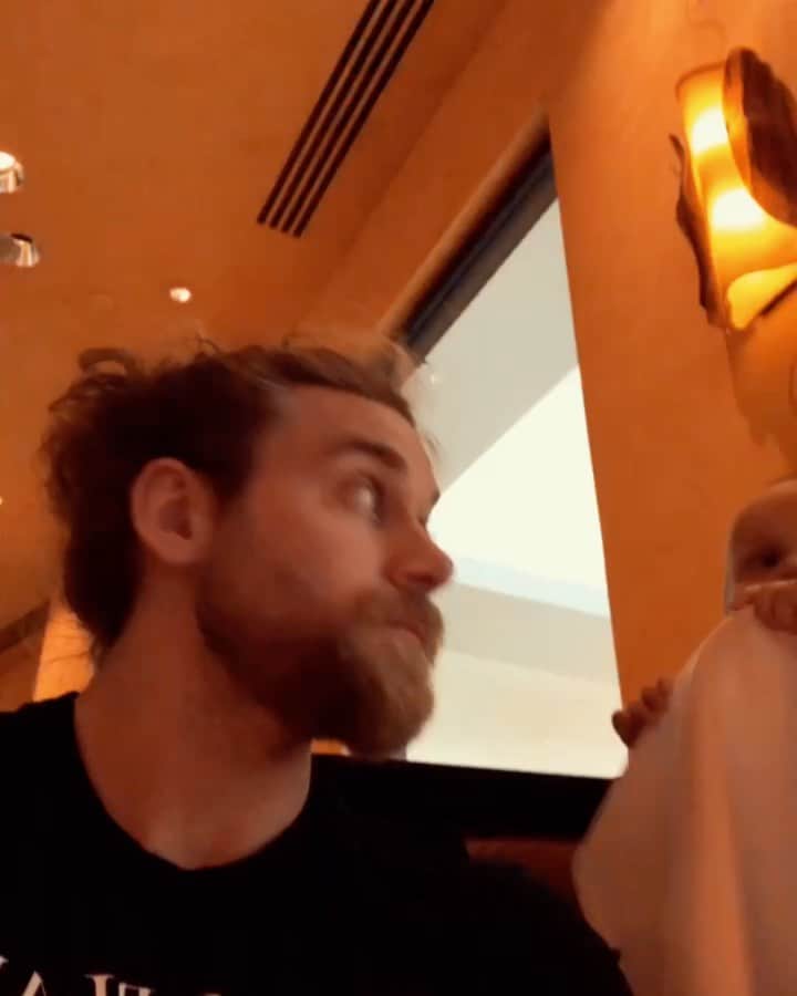 モデル、ブロック・オハーンのインスタグラム：「Teaching Vinny magic. This one is called “How to make my hair disappear” 😂😂」
