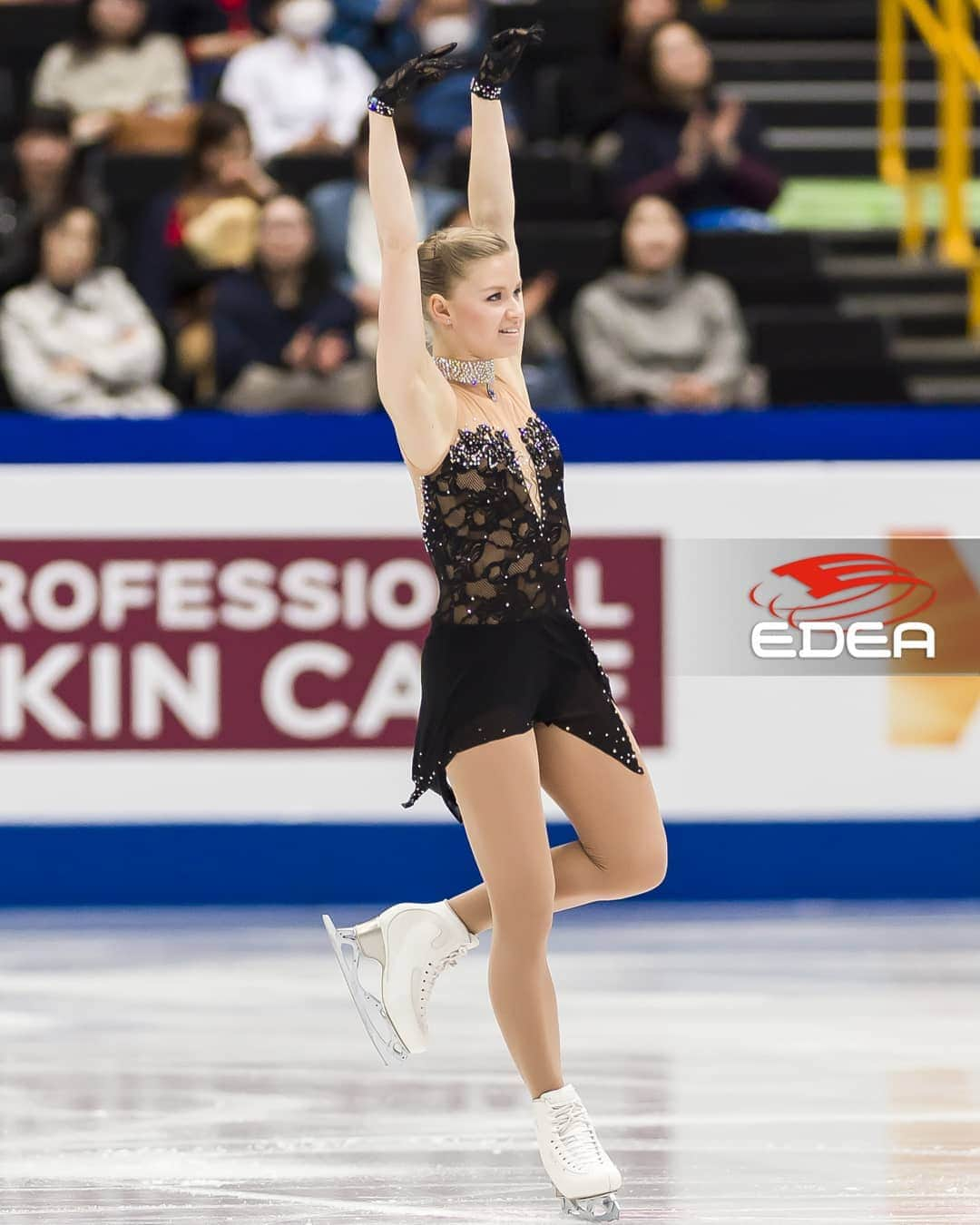 ダーシャ・ゲルムのインスタグラム：「7 times in a row - a national champion.  This year I was unsure how it will turn out, cuz I started coaching these amazing young ladies next me on the last pictures. But I have to say that I am more than happy how my first half of the season turned out.  Next stop - - - > Europeans 😍  #figureskating #nationalchampion #slovenia #figureskatingcoach #edeaskates #johnwilsonblades #win #victory #happy #proud」