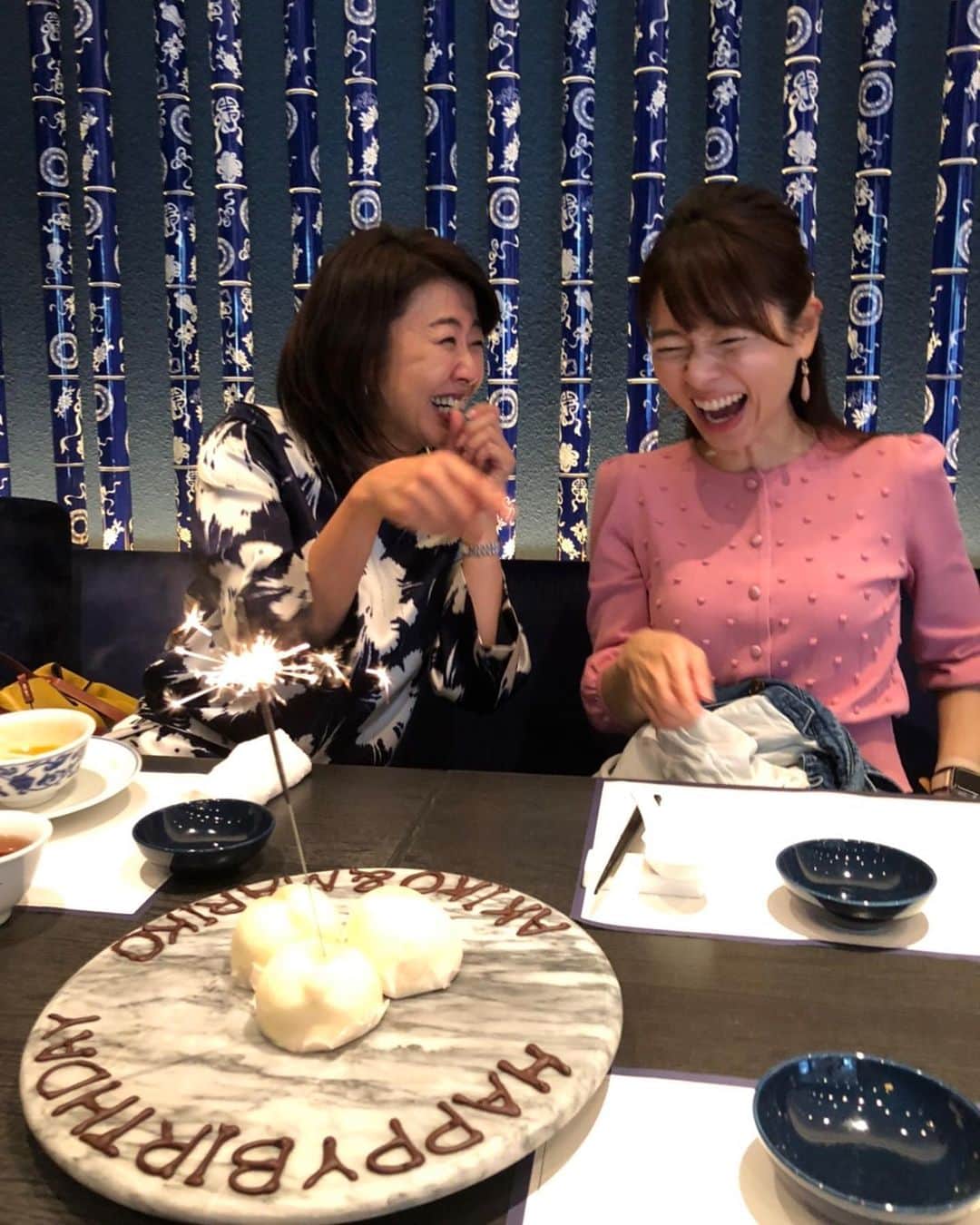 前田真理子のインスタグラム：「松丸が、私とあっこさんのお誕生日祝いをしてくれたときの写真です🎂 シナぷしゅが、今日から始まりました☺️私も英語の部分で参加させて頂きました。 同期のママプロデューサーや松丸が頑張る姿を見てきたので、私としても是非ご覧頂きたいです。どうぞ宜しくお願い致します👭」