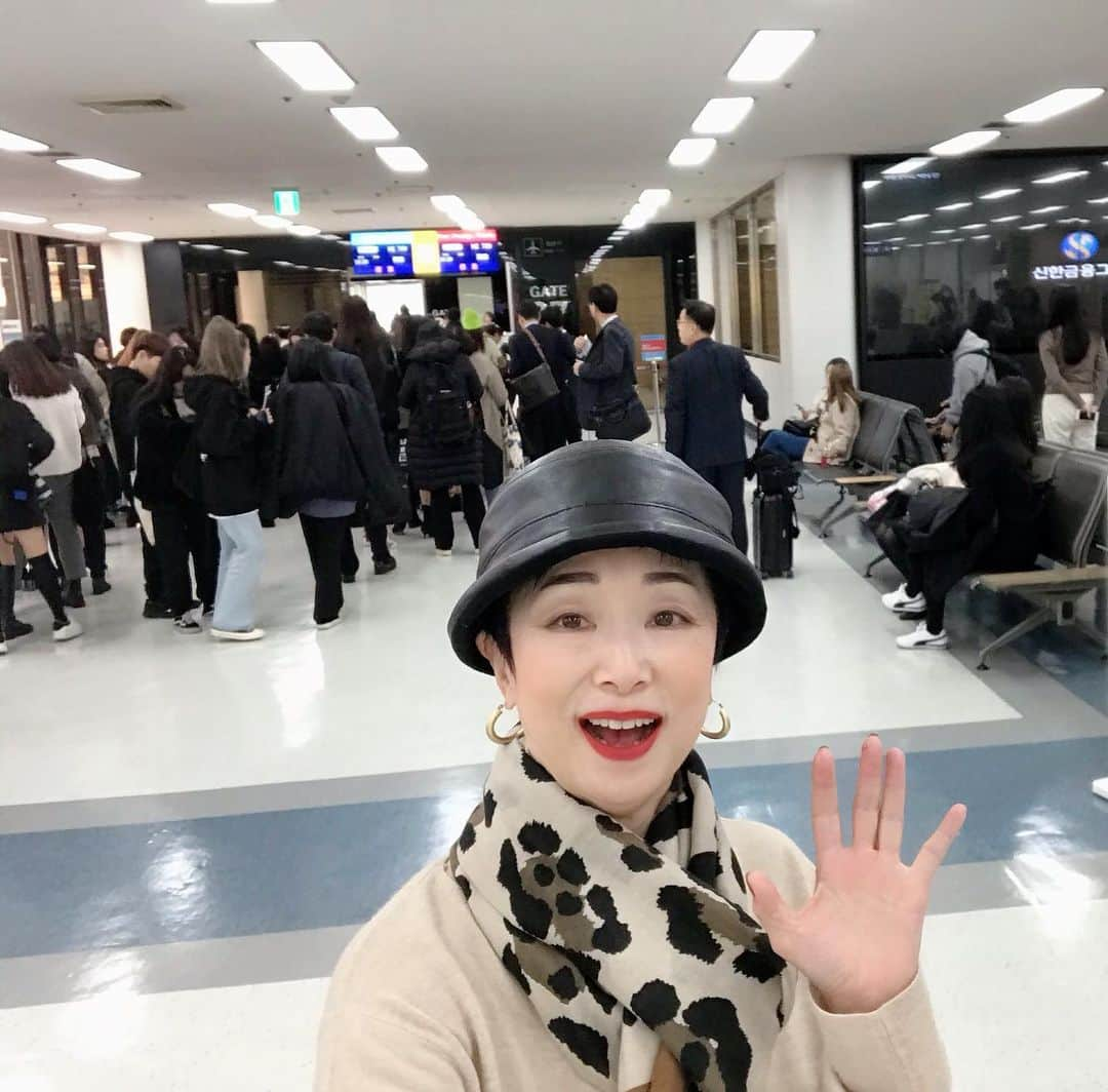 小川知子さんのインスタグラム写真 - (小川知子Instagram)「#金浦空港#帰国  ありがとうソウル❣️ 空港名物、韓流アイドルのお見送り〜。私の後ろ↑ 誰だか分からない。 ごめんね。 ではでは〜」12月16日 16時15分 - tomoko_ogawa_