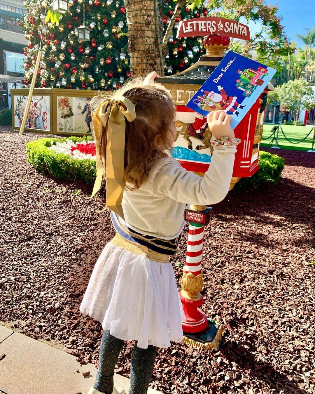 エミリー・デ・レイヴィンさんのインスタグラム写真 - (エミリー・デ・レイヴィンInstagram)「Fun times with my little elves meeting Mr Claus himself🎅🏻💌👧🏼👶🏼❤️」12月16日 15時03分 - emiliede_ravin