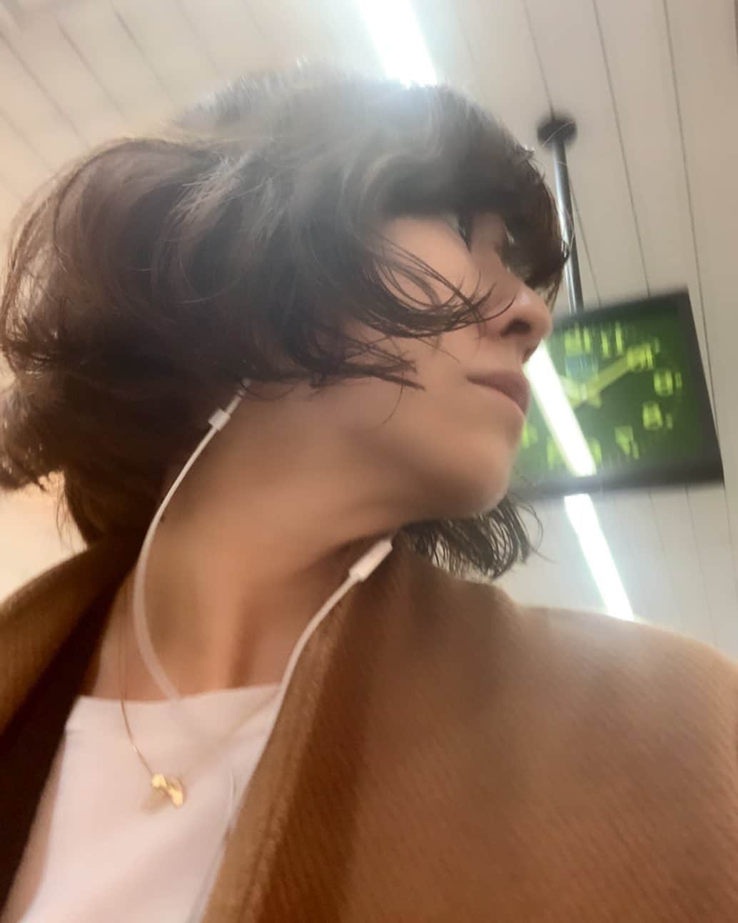 風間ゆみえのインスタグラム：「このまま行こう。  髪を短くするって意気込んでいたけど、5.6センチ切りました。 あまり変わらないけどすっきりしたので、こちらも、 このまま行こう。  #yumie_k_style」