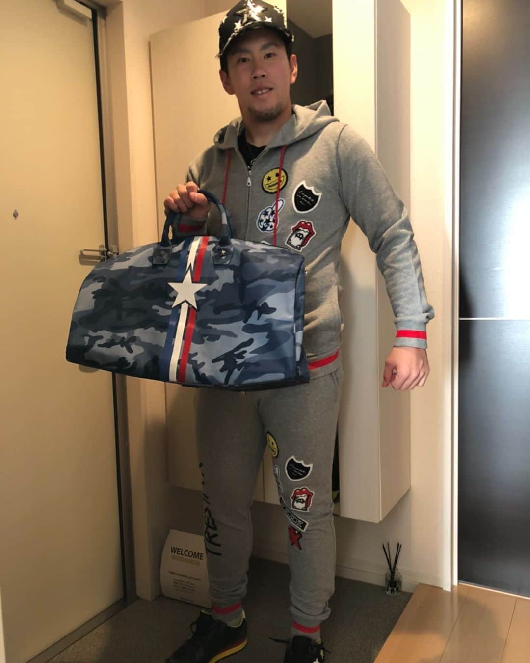 西村天裕のインスタグラム：「トレスター揃いました✌️ セットアップの着心地めっちゃいいです🙆‍♂️ 皆さんも是非🤟🤟🤟 #帽子 #セットアップ #ボストンバック #靴 #TRESTAR @trestar_official」
