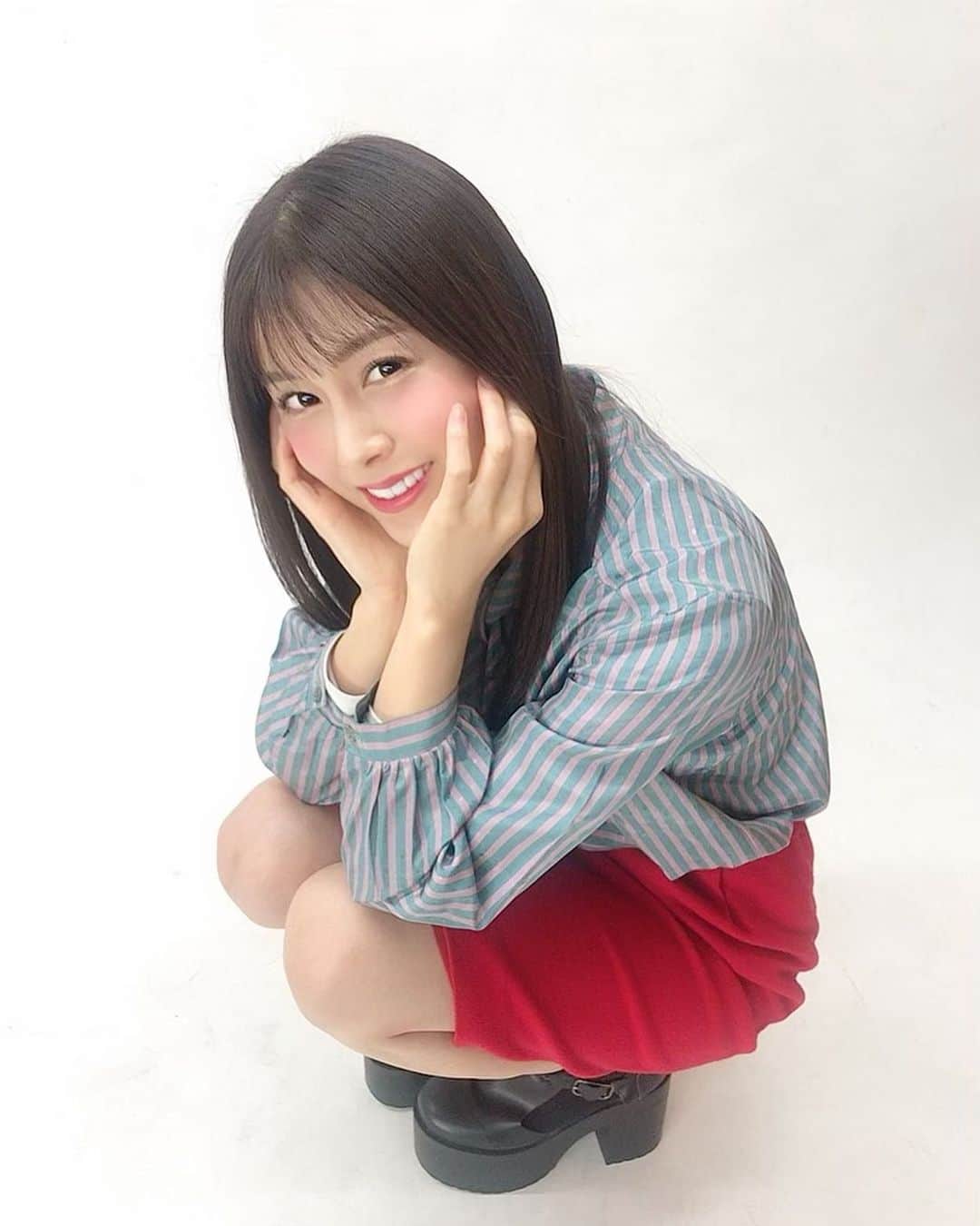麻衣愛のインスタグラム：「衣装がレトロで可愛かった👗💗 . #fashion #衣装 #レトロ #赤スカート #コンゾク #コントライブ #コント」